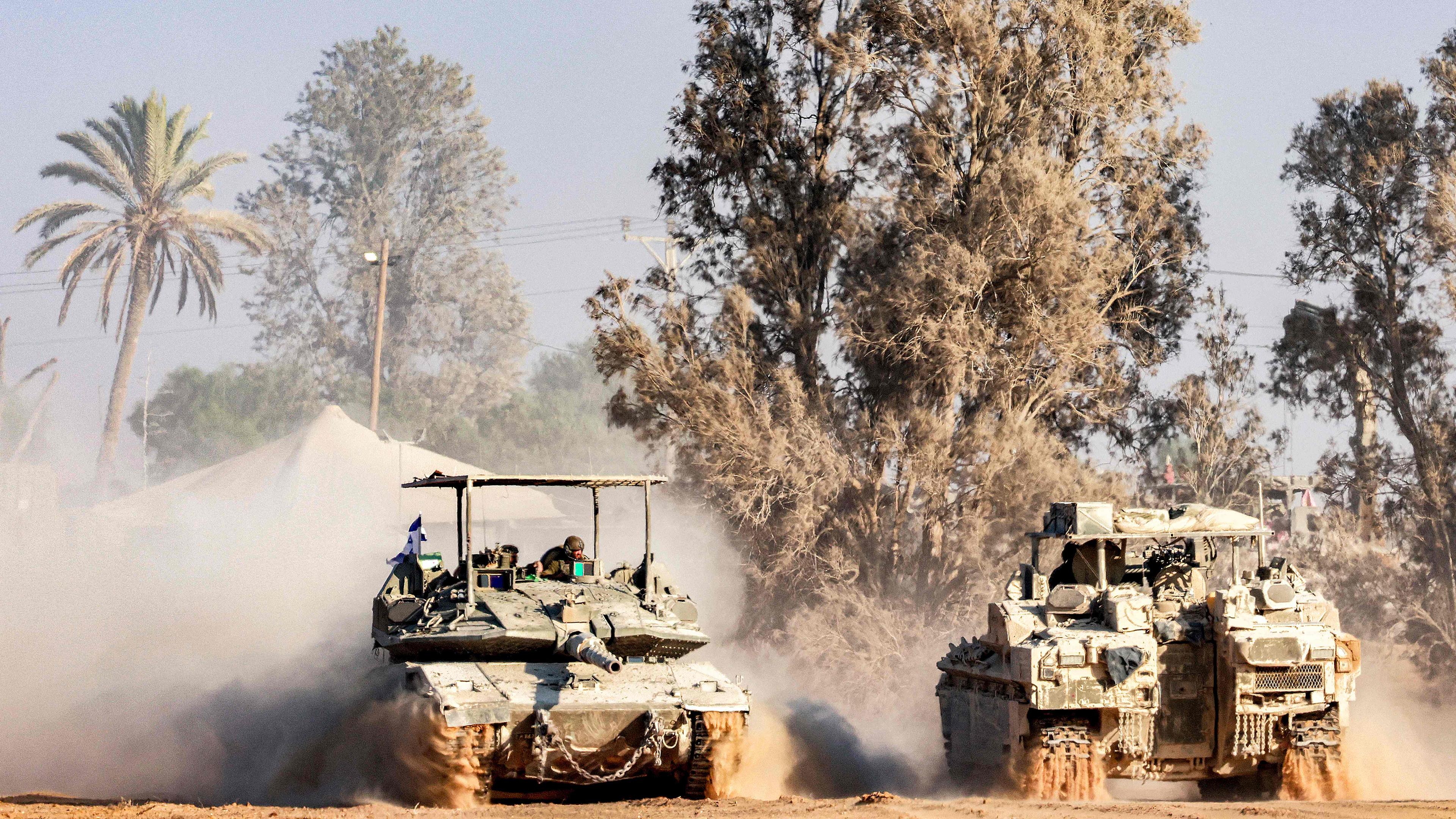 Israelische Panzer beziehen Stellung an der Grenze zum Gasastreifen