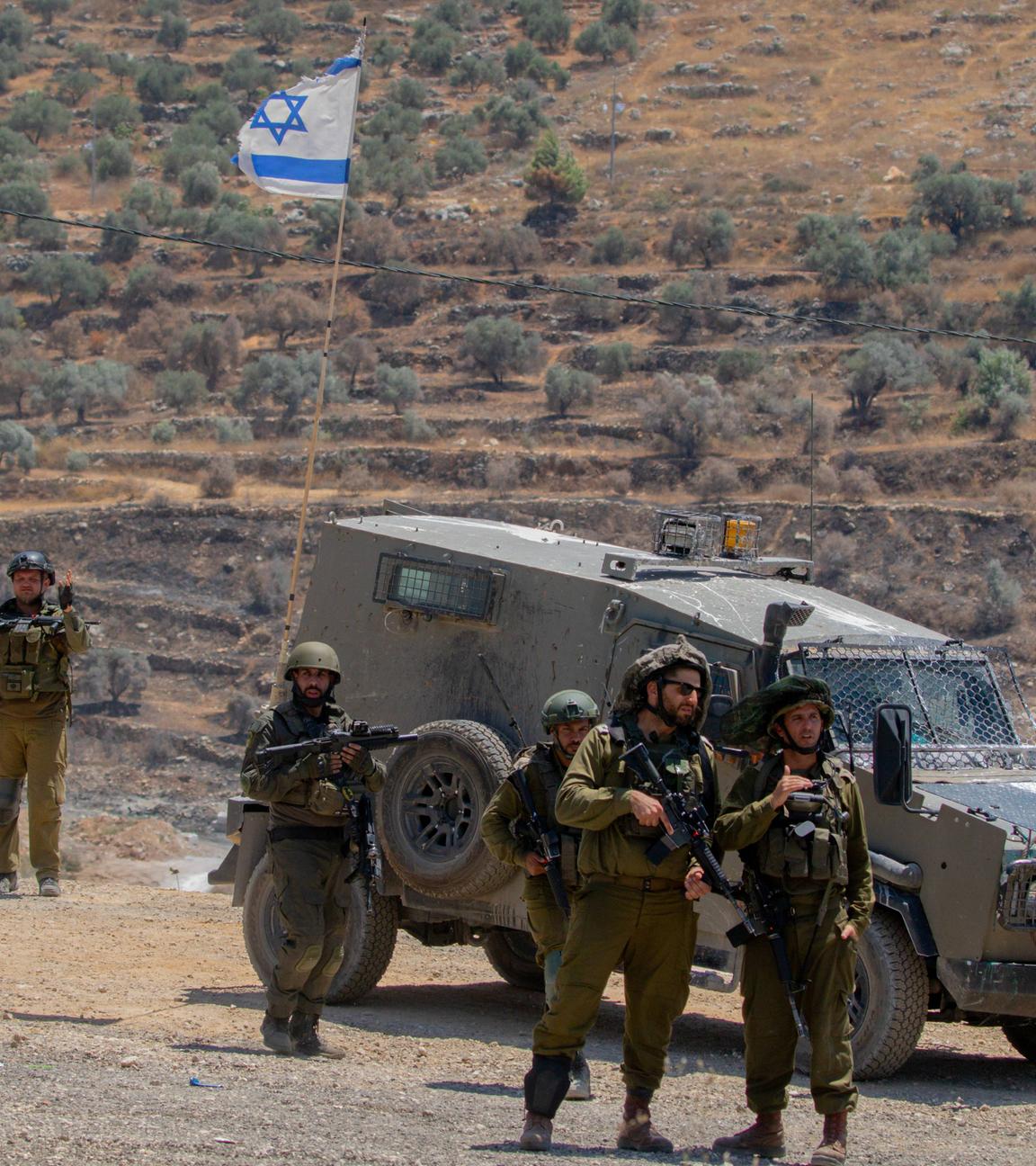  Israelische Soldaten und gepanzerte Fahrzeuge versammeln sich in der Nähe der Stadt Beita, um sich den Demonstranten entgegenzustellen am 12.07.2024.