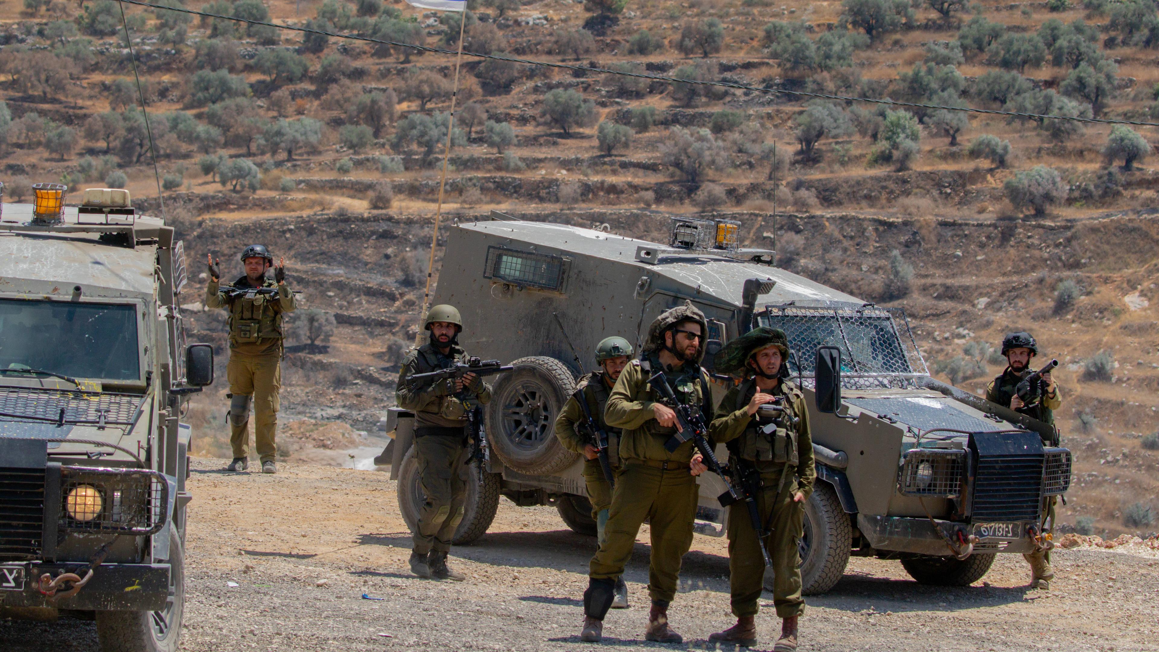  Israelische Soldaten und gepanzerte Fahrzeuge versammeln sich in der Nähe der Stadt Beita, um sich den Demonstranten entgegenzustellen am 12.07.2024.