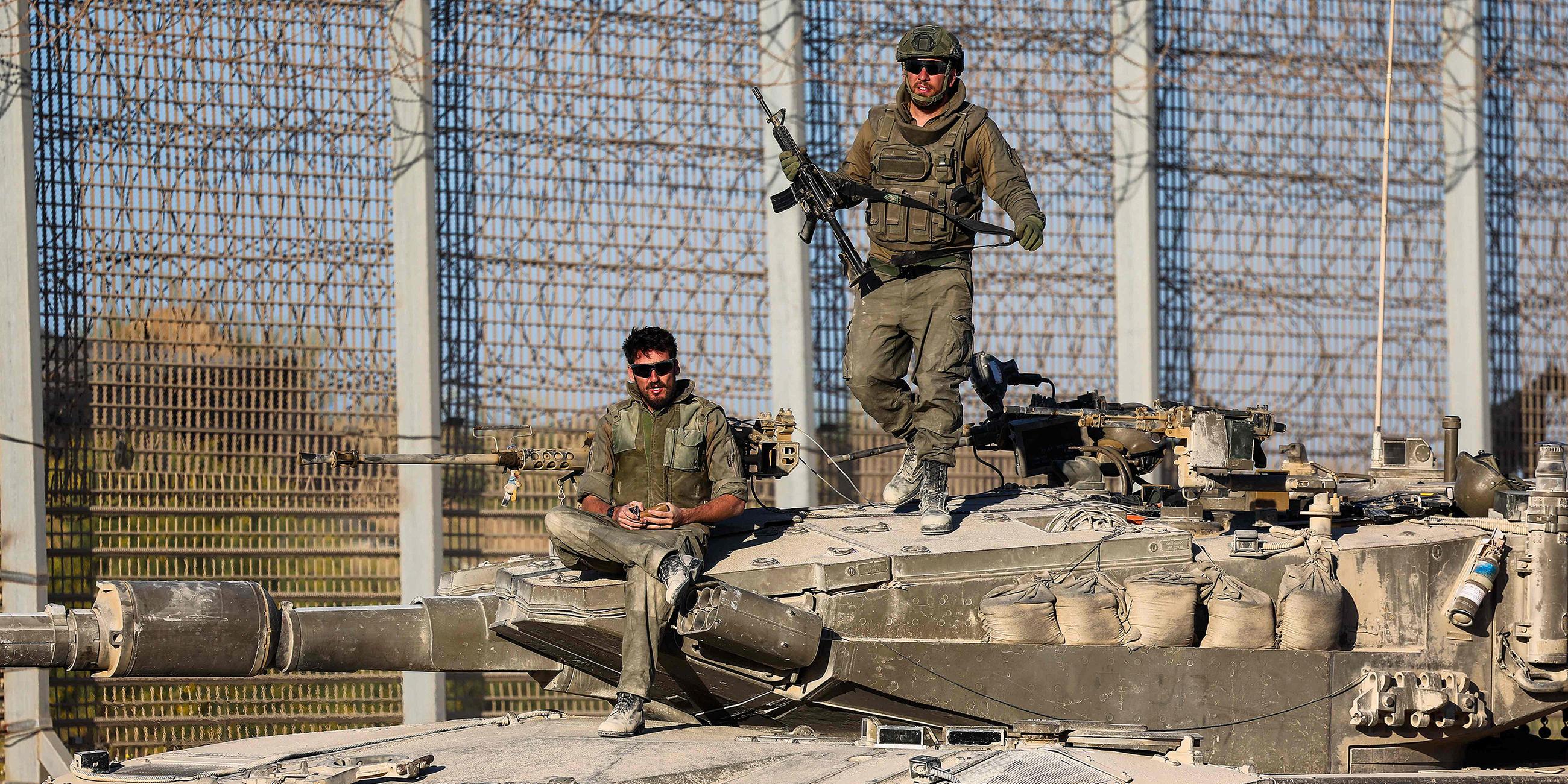 Israelische Soldaten auf einem Panzer