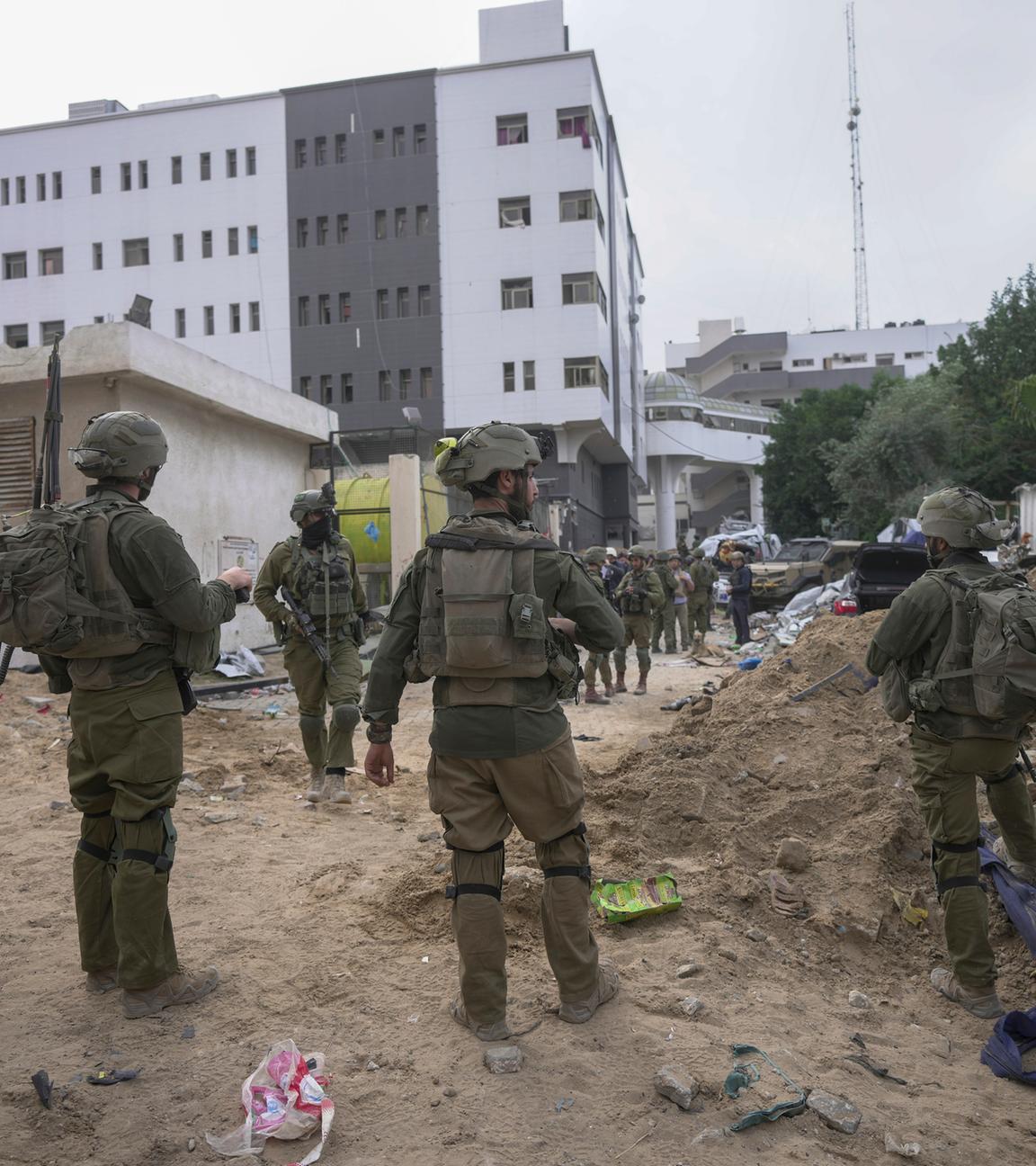 Archiv: Israelische Soldaten stehen vor dem Schifa-Krankenhaus. Am 22.11.2023
