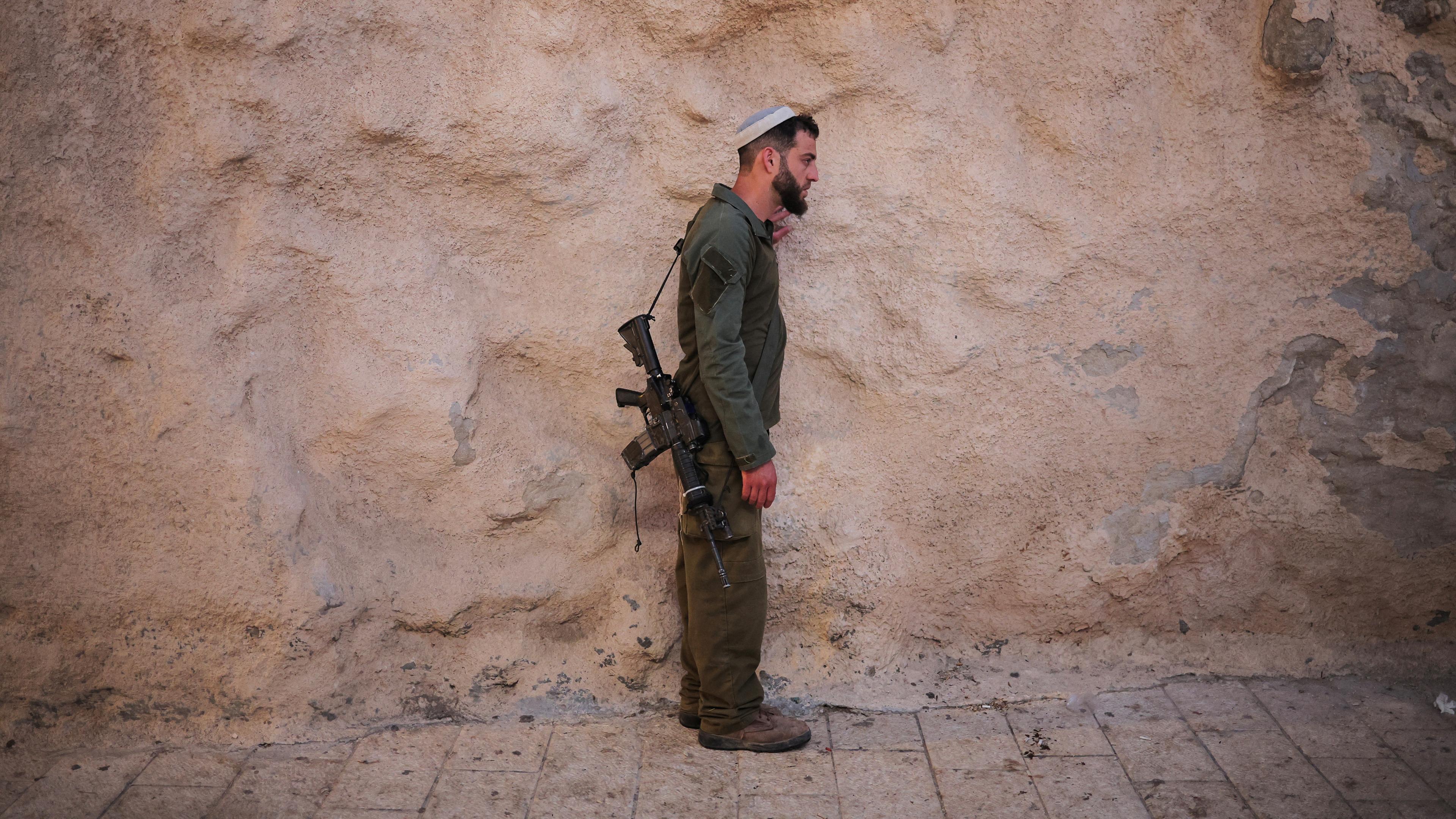 Ein israelischer Soldat lehnt an einer Mauer in der Altstadt von Jerusalem, 05.06.2024. 