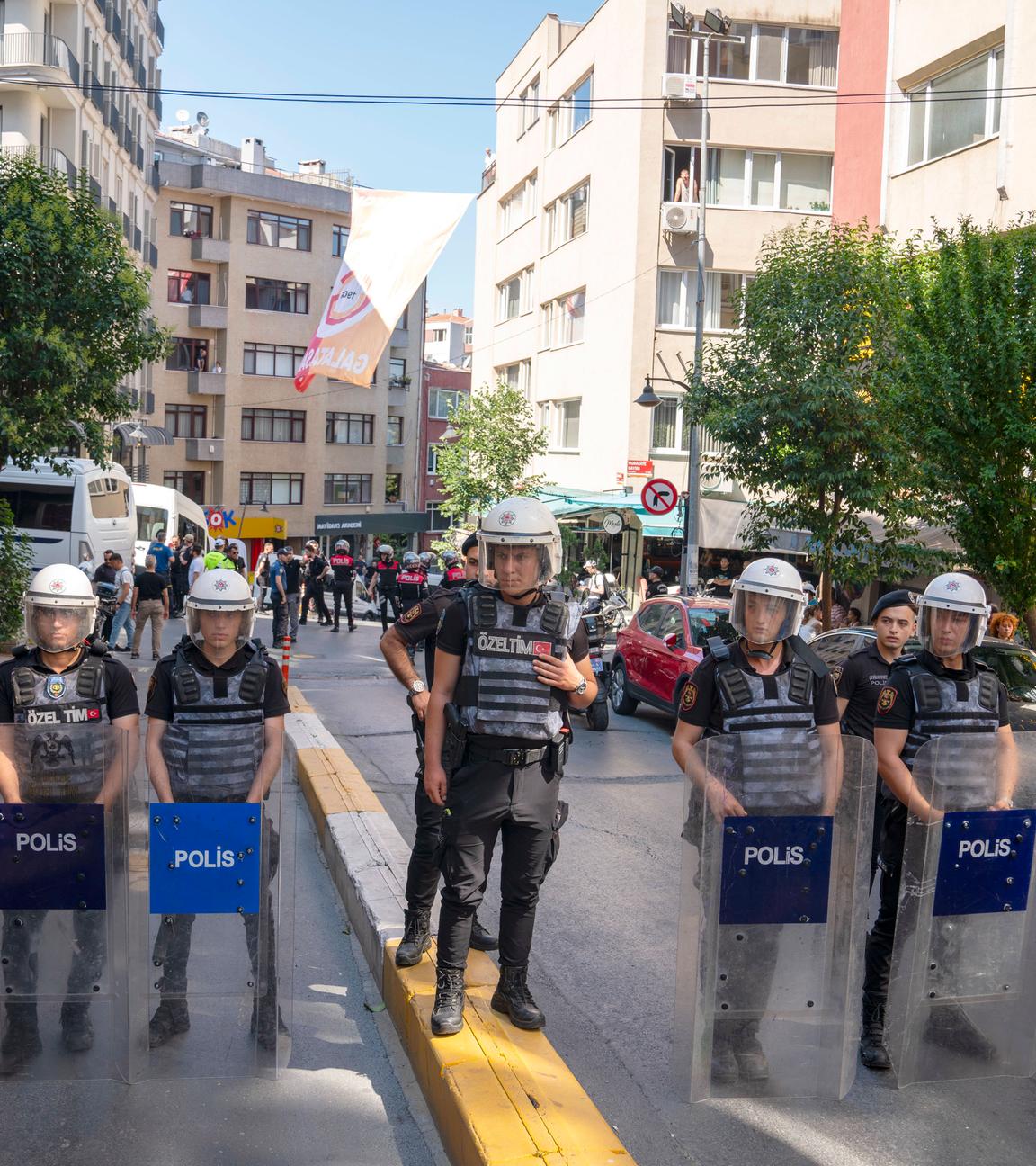 Archiv: Die türkische Polizei blockiert eine Straße während des Pride March in Sisli, Istanbul, am 25. Juni 2023.