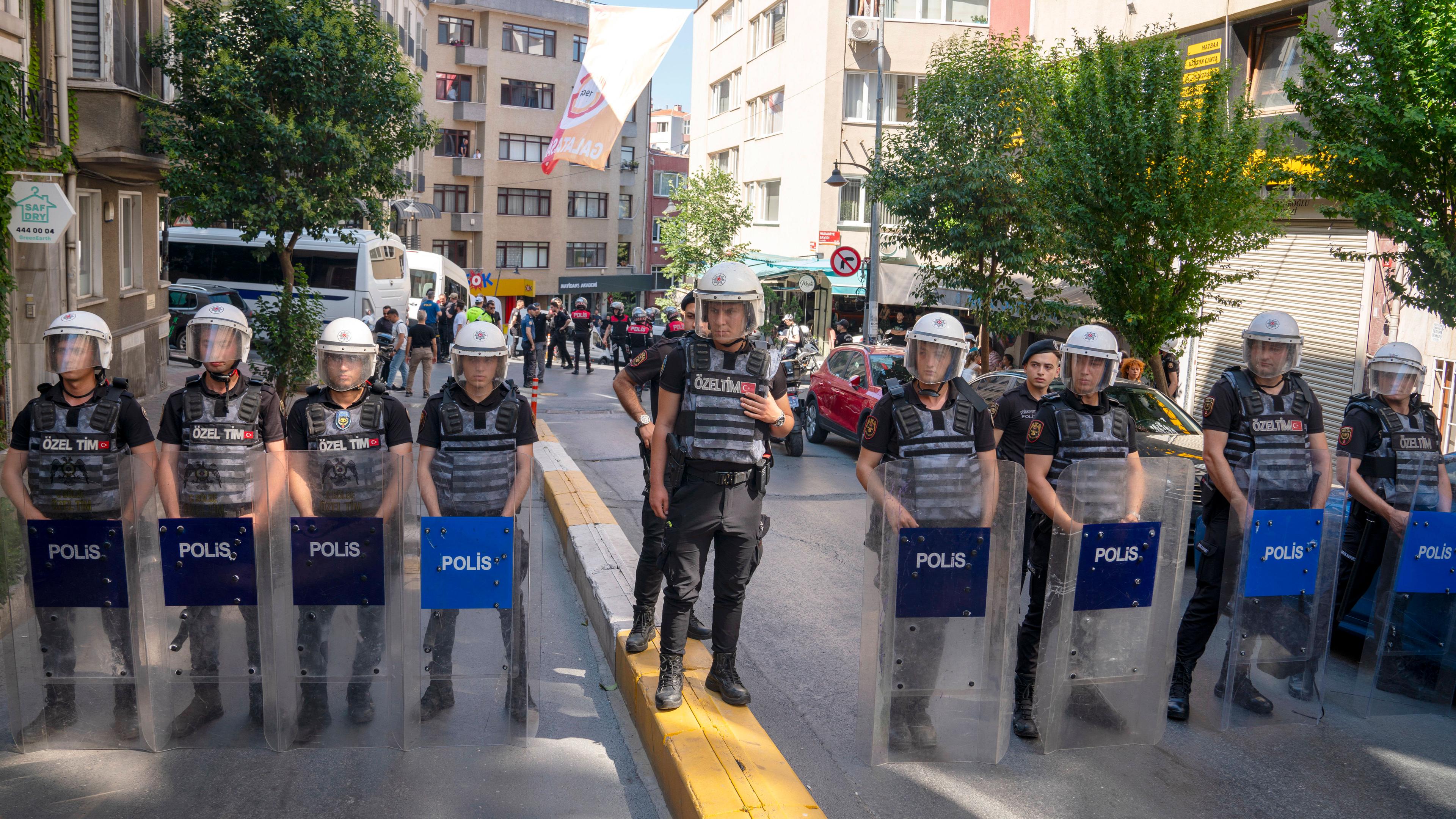 Archiv: Die türkische Polizei blockiert eine Straße während des Pride March in Sisli, Istanbul, am 25. Juni 2023.