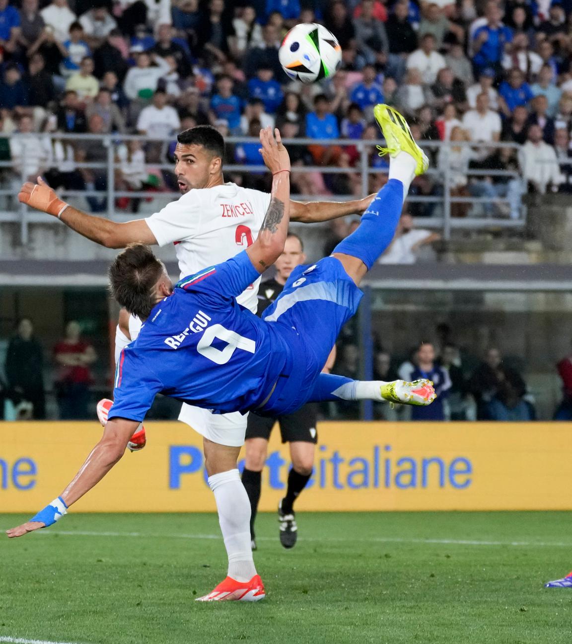 Italiens Mateo Retegui versucht einen Fallrückzieher im Testspiel gegen die Türkei am 4. Juni 2024.