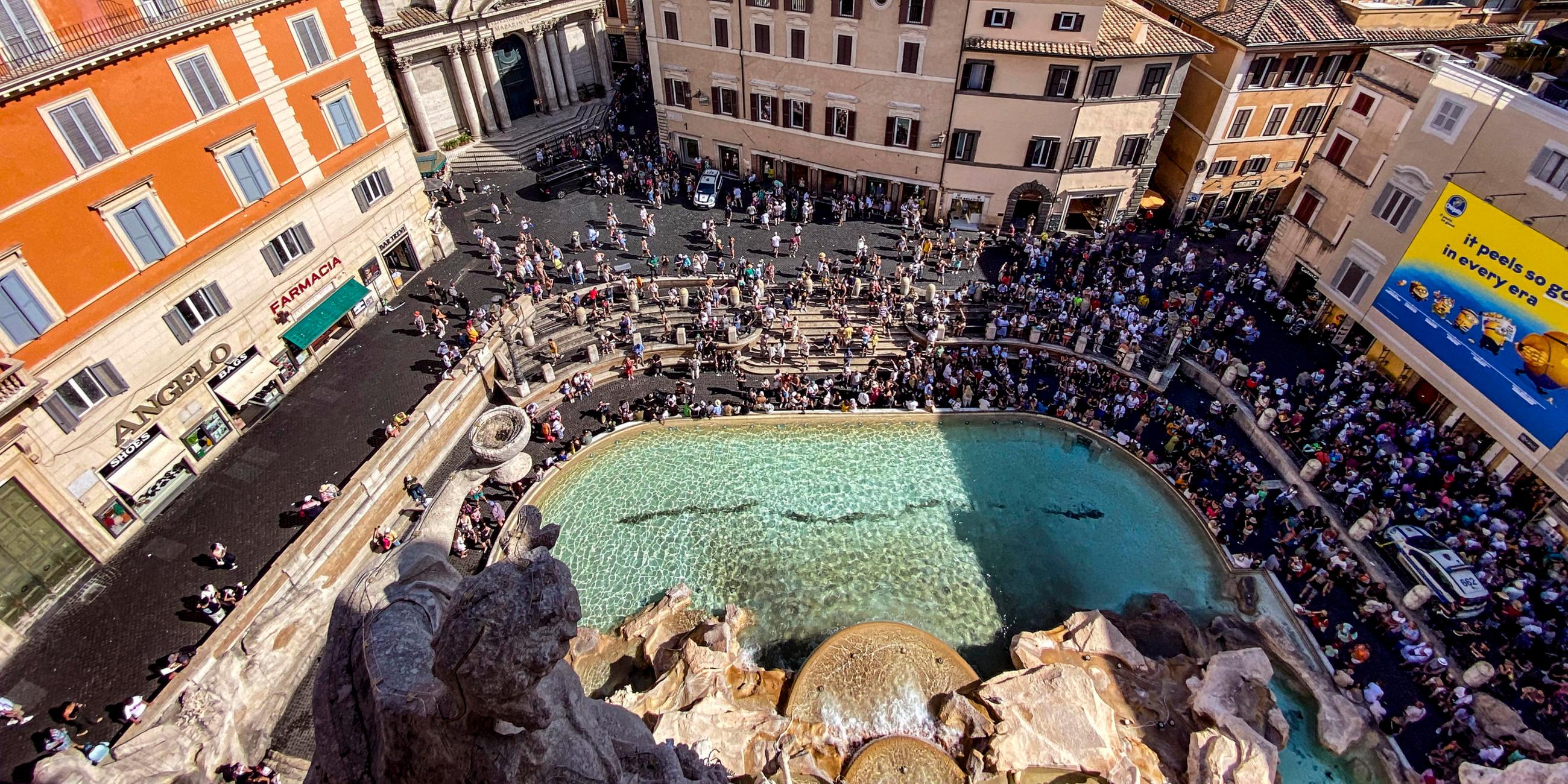 Eine Luftaufnahme des Trevi-Brunnens von der Spitze des Poli-Palastes in Rom aus gesehen