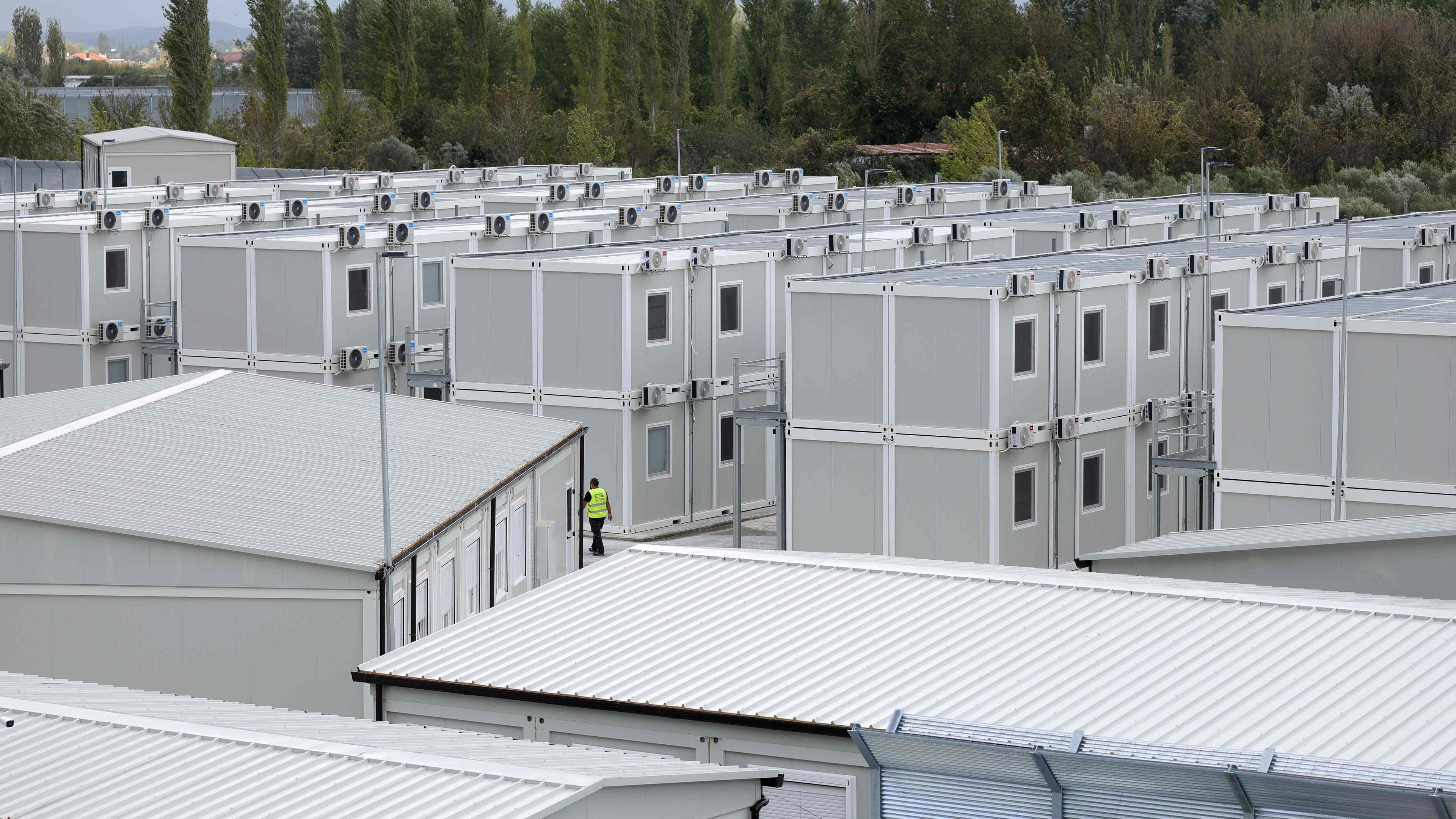 Ein italienisches Sicherheitspersonal betritt ein kürzlich errichtetes, von Italien betriebenes Migrantenzentrum im Hafen von Shengjin, etwa 60 km nordwestlich von Tirana