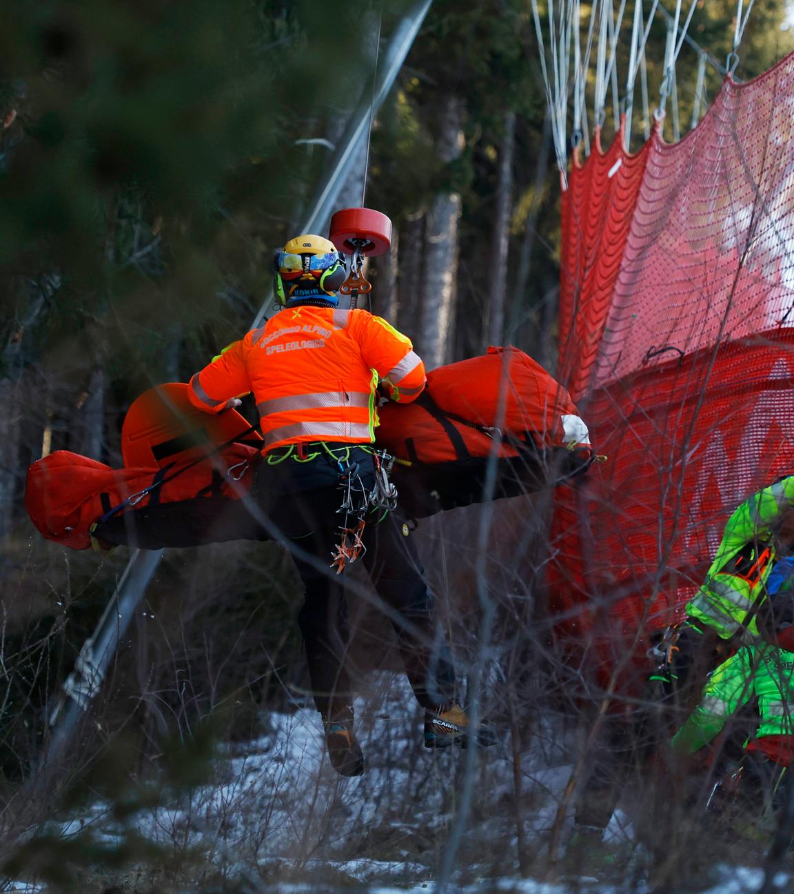 Medizinisches Personal trägt den Franzosen Cyprien Sarrazin, nachdem er während eines alpinen Ski-Abfahrtstrainings im Weltcup der Männer in Bormio, Italien, gegen ein Schutznetz gekracht war