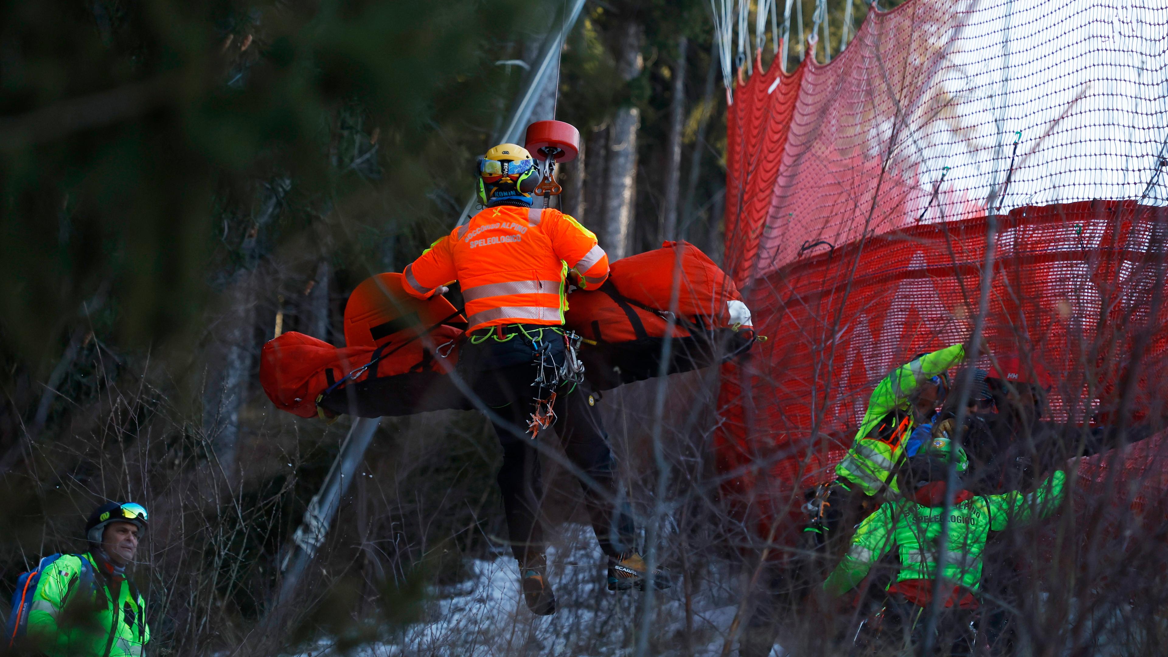 Medizinisches Personal trägt den Franzosen Cyprien Sarrazin, nachdem er während eines alpinen Ski-Abfahrtstrainings im Weltcup der Männer in Bormio, Italien, gegen ein Schutznetz gekracht war