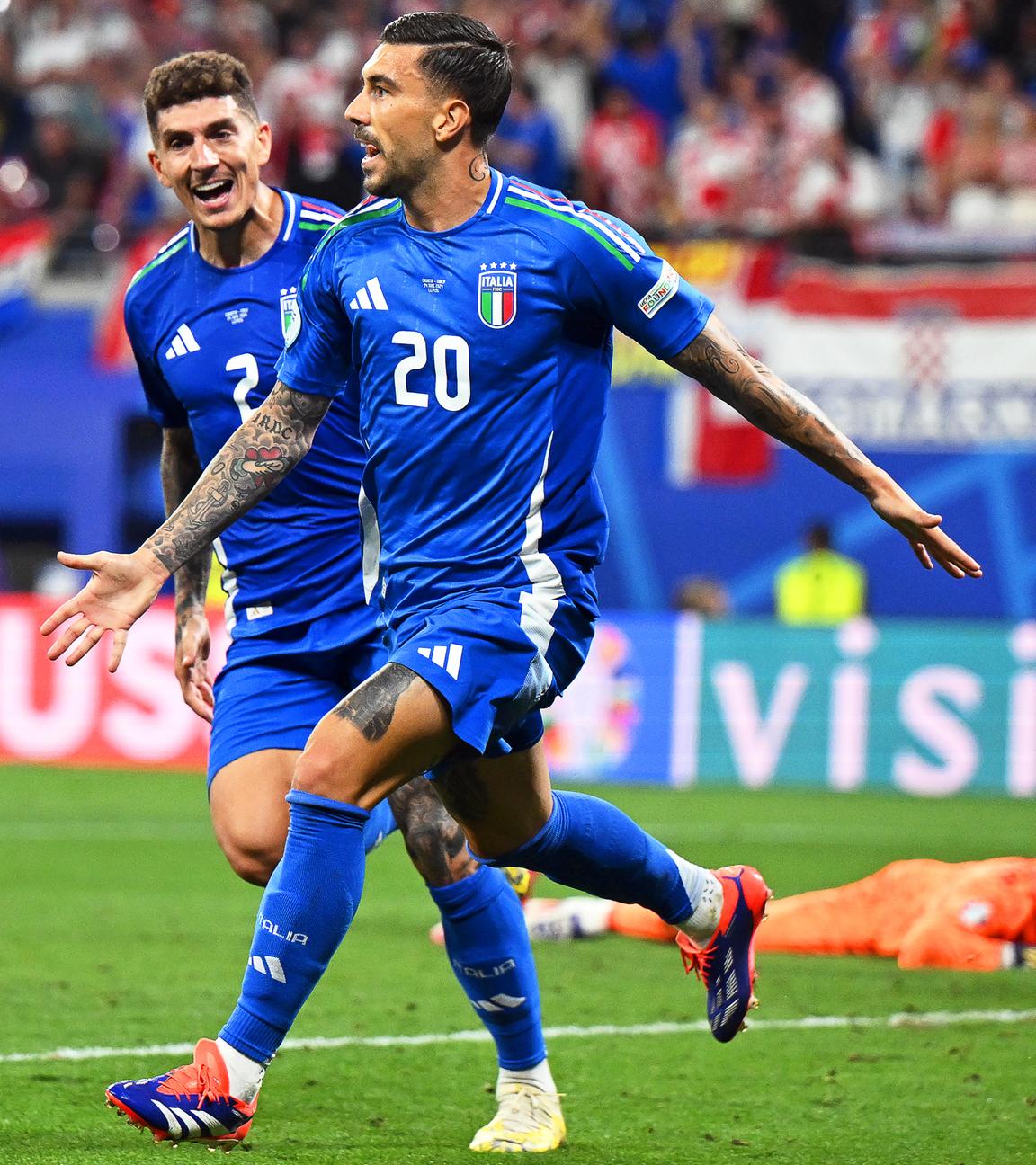 Italiens Mattia Zaccagni jubelt mit Teamkollege Giovanni Di Lorenzo über seinen Treffer zum 1:1.