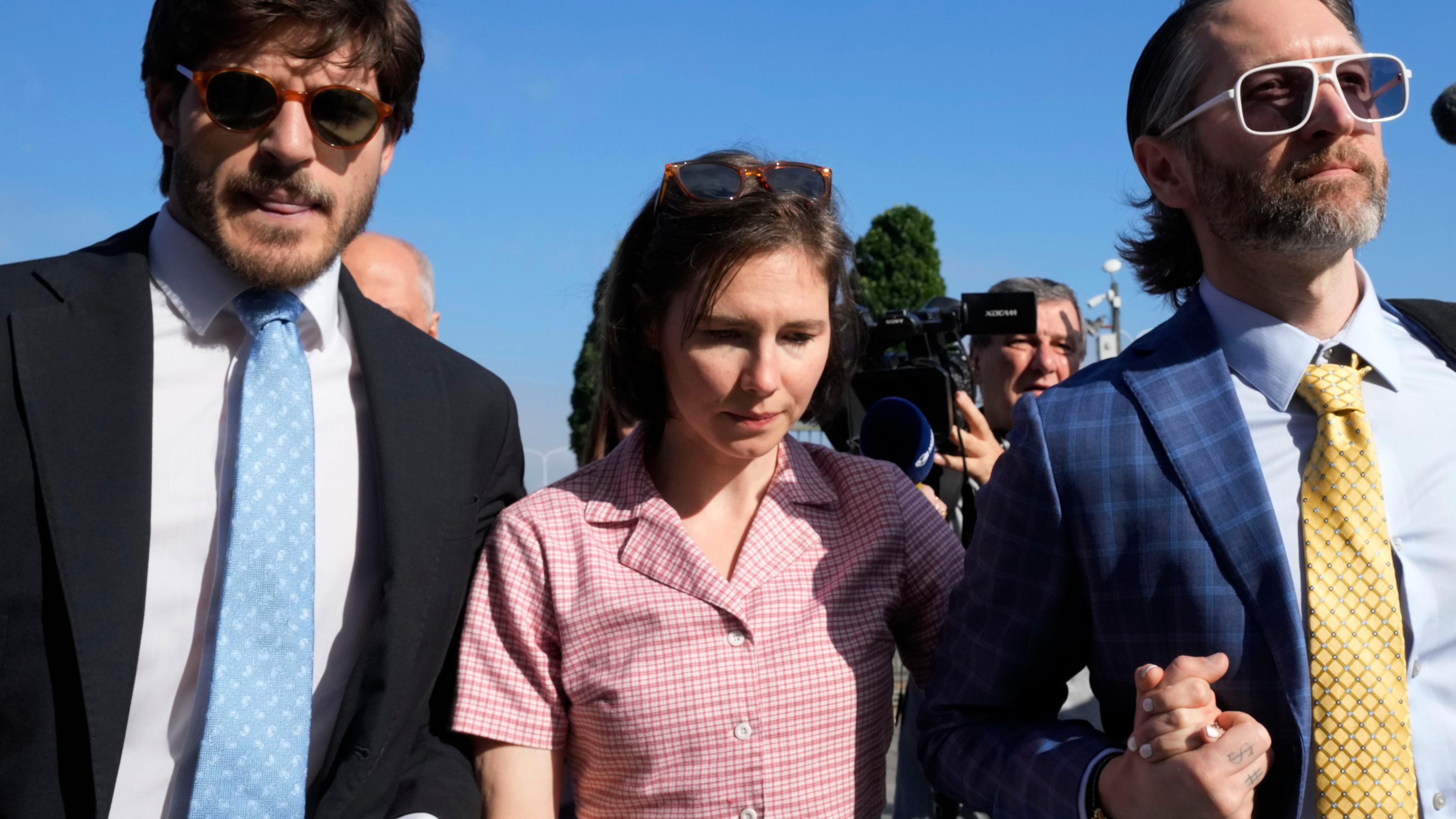 Amanda Knox kommt am Mittwoch, den 5. Juni 2024, zusammen mit ihrem Ehemann Christopher Robinson (rechts), im Gerichtssaal von Florenz, Italien, an.