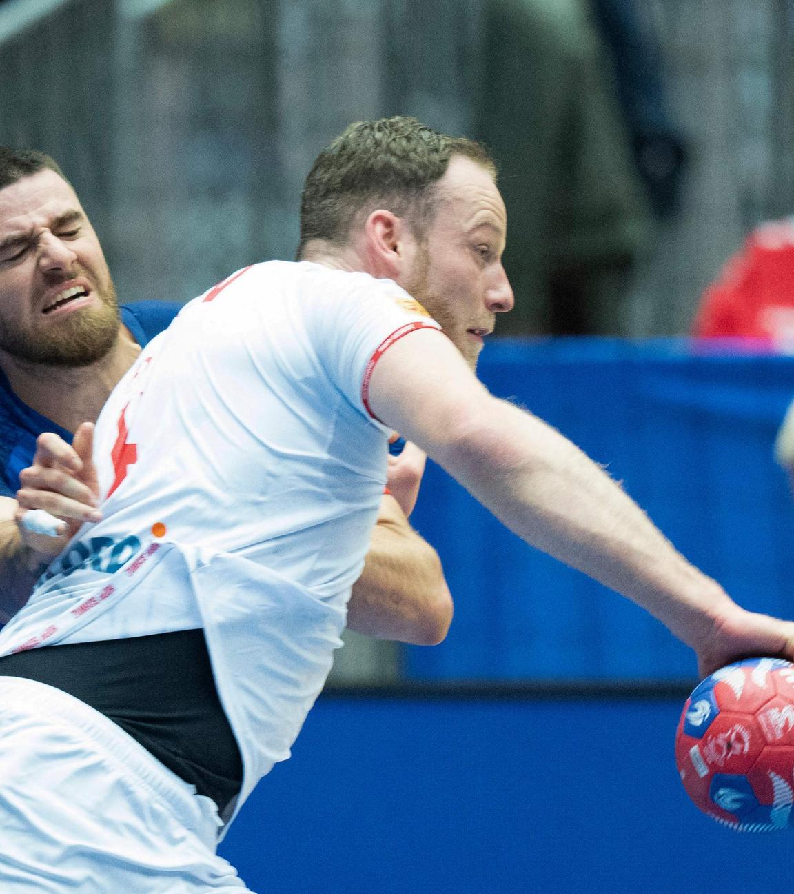 Lenny Rubin aus der Schweiz Kämpft um den Ball beim Spiel gegen Italien am 25.01.2025.