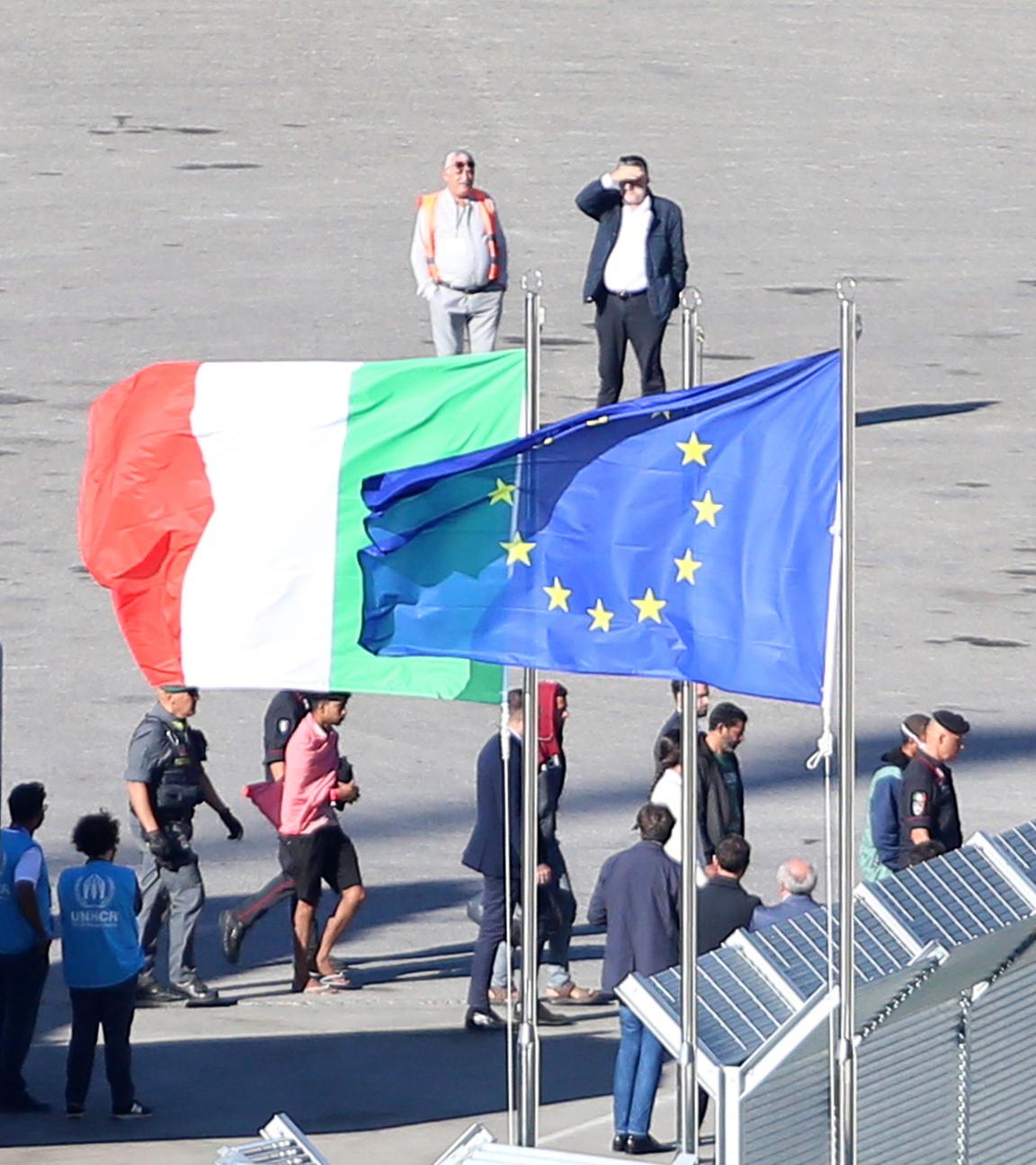 Erste italienische Flüchtlinge treffen in Albanien ein