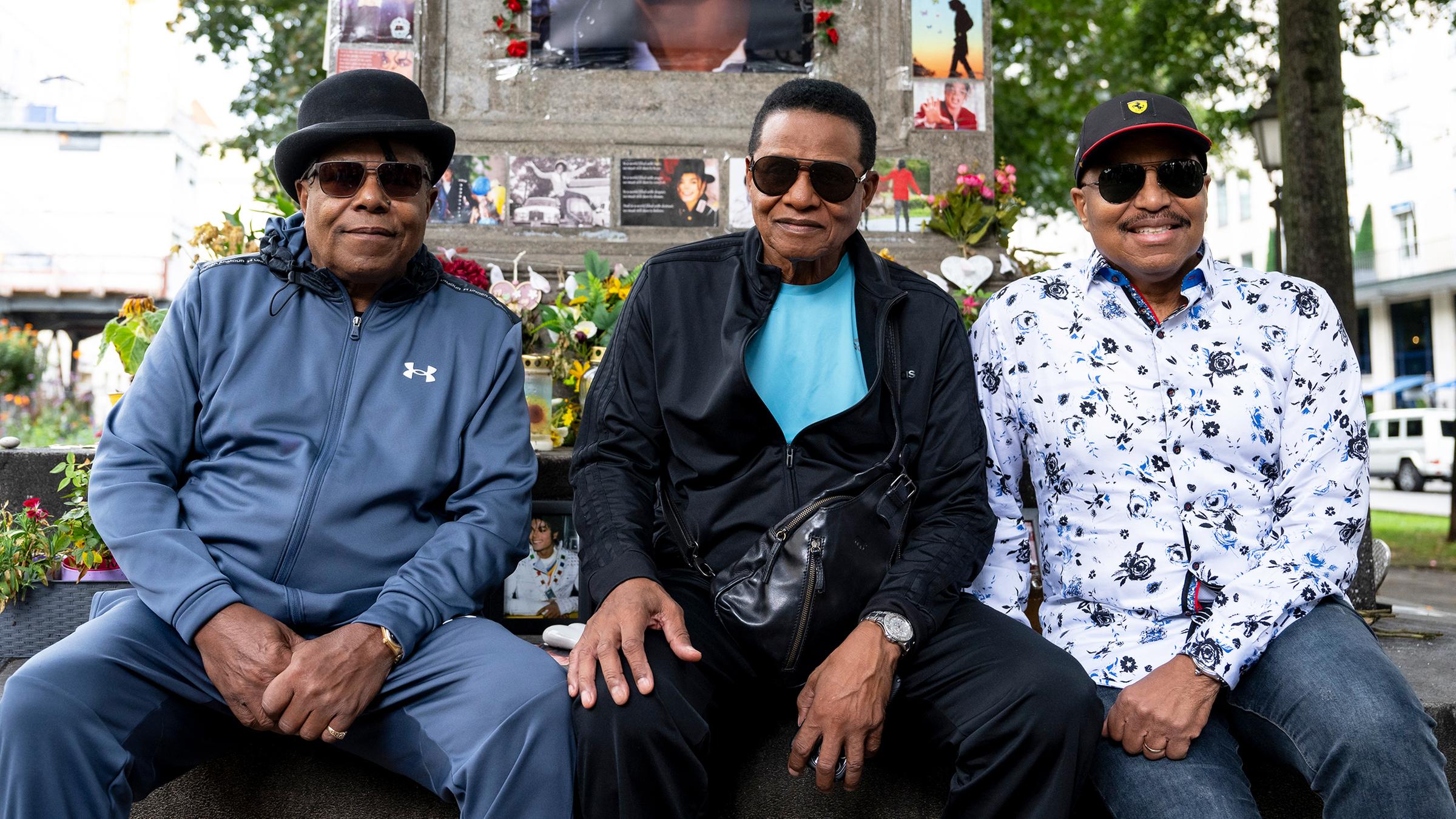 Drei Brüder des verstorbenen Michael Jackson am Denkmal des verstorbenen Sängers.