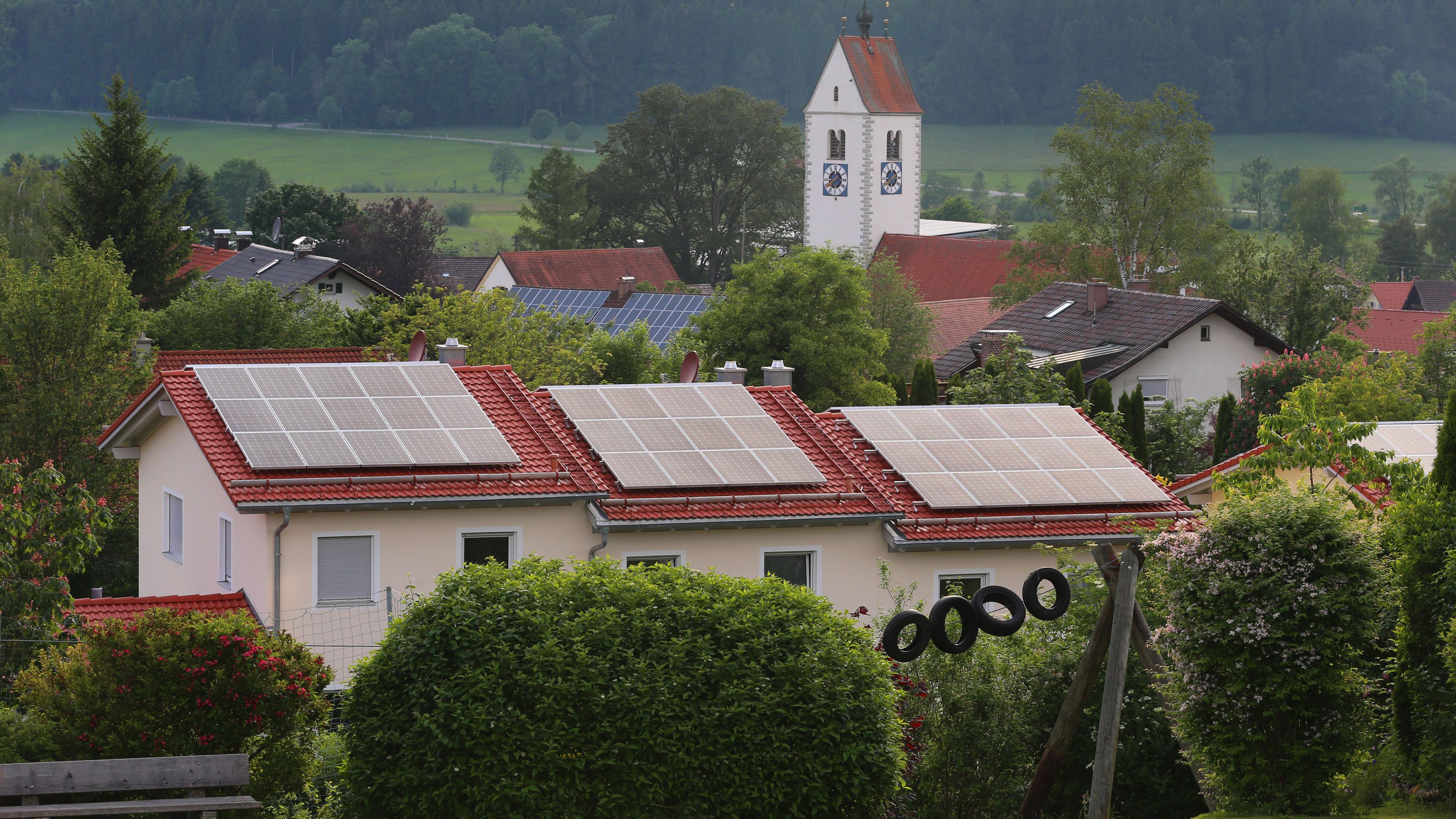 photovoltaic-anlagen auf den daechern eines dorfes