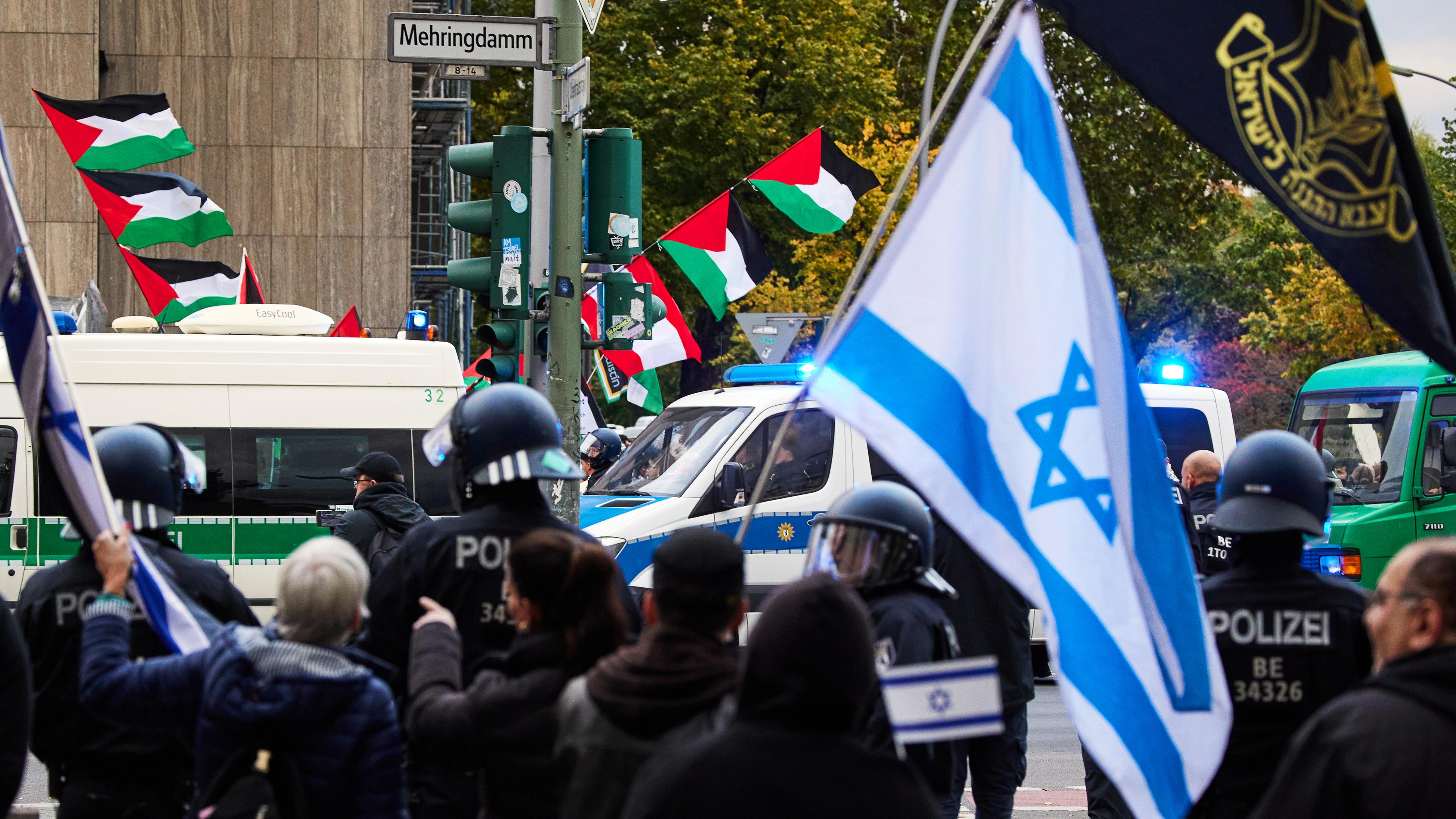 Teilnehmer einer proisraelischen Demonstration halten an der Ecke Mehringdamm/Blücherstraße israelische Flaggen.