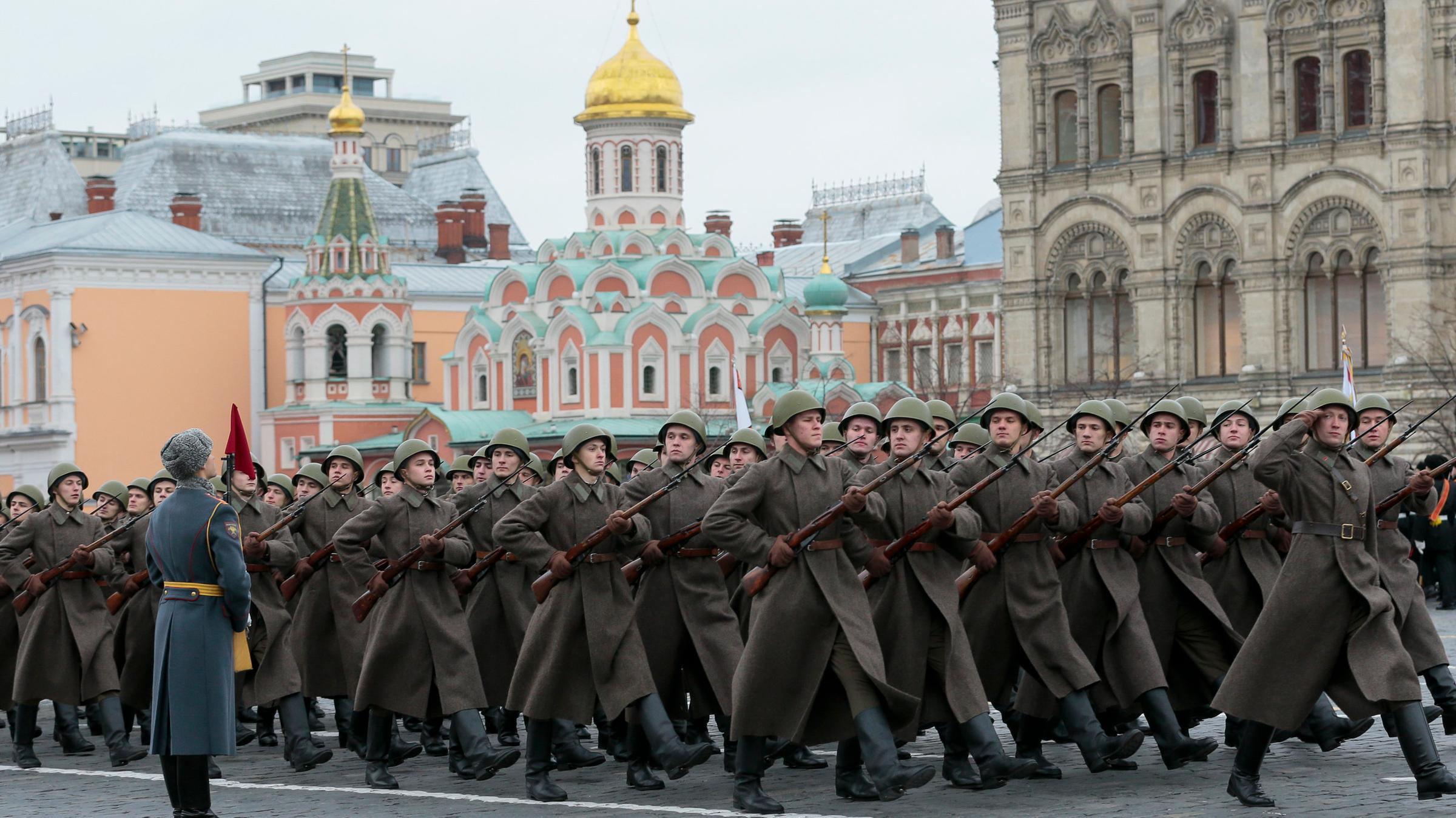 В каких городах россии проходил парад 1941. Парад 7 ноября 1941. Парад 1941 года на красной площади. Парад на красной площади 7 ноября 1941. Фото парада 7 ноября 1941 года на красной площади в Москве.