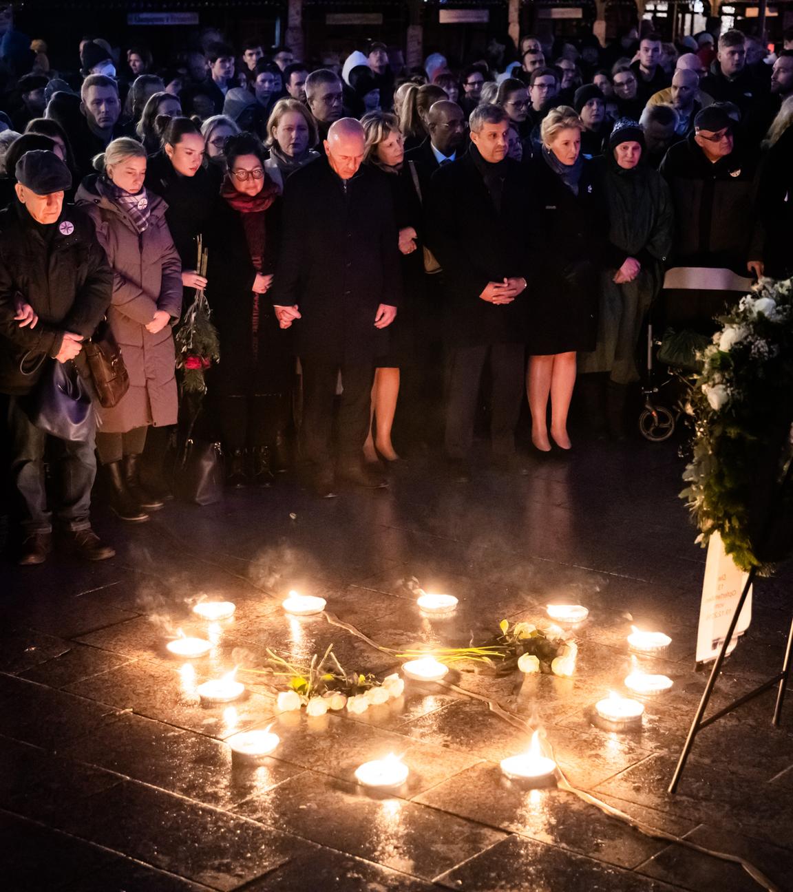 Berlin gedenkt der 13 Opfer des Terroranschlags auf den Breitscheidplatz vor acht Jahren am Mahnmal „Goldener Riss“.