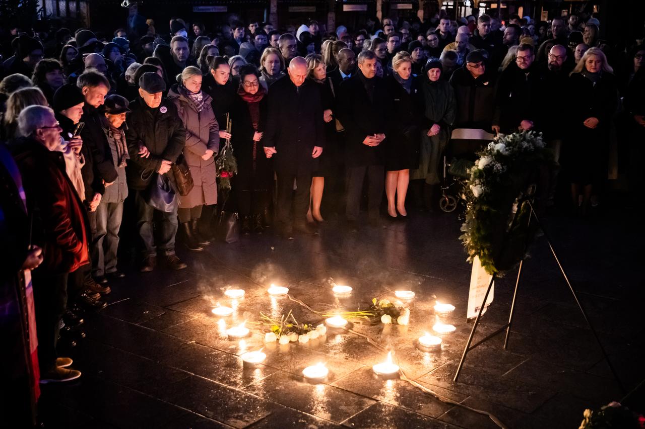 Berlin gedenkt der 13 Opfer des Terroranschlags auf den Breitscheidplatz vor acht Jahren am Mahnmal „Goldener Riss“.