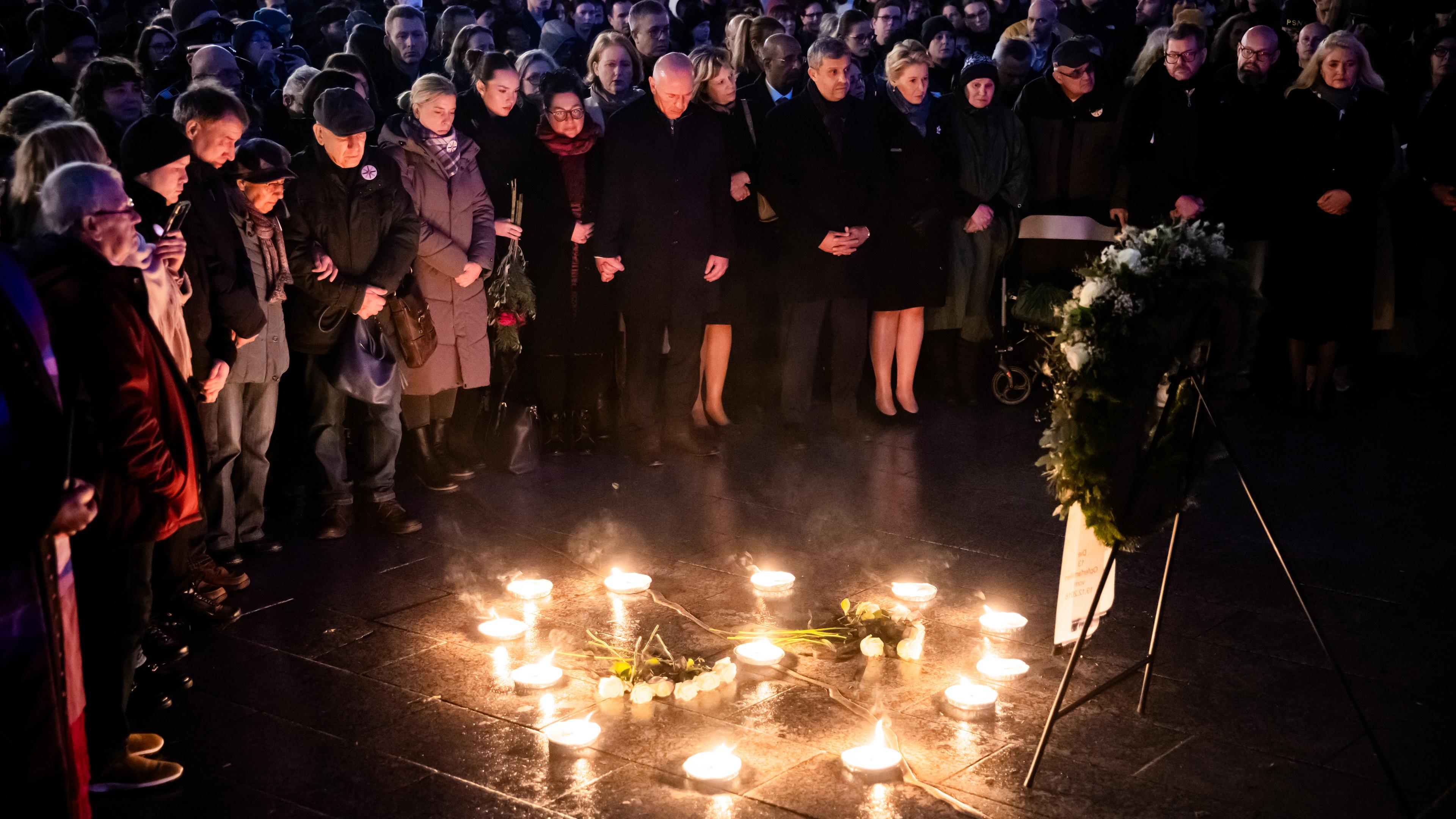 Berlin gedenkt der 13 Opfer des Terroranschlags auf den Breitscheidplatz vor acht Jahren am Mahnmal „Goldener Riss“.