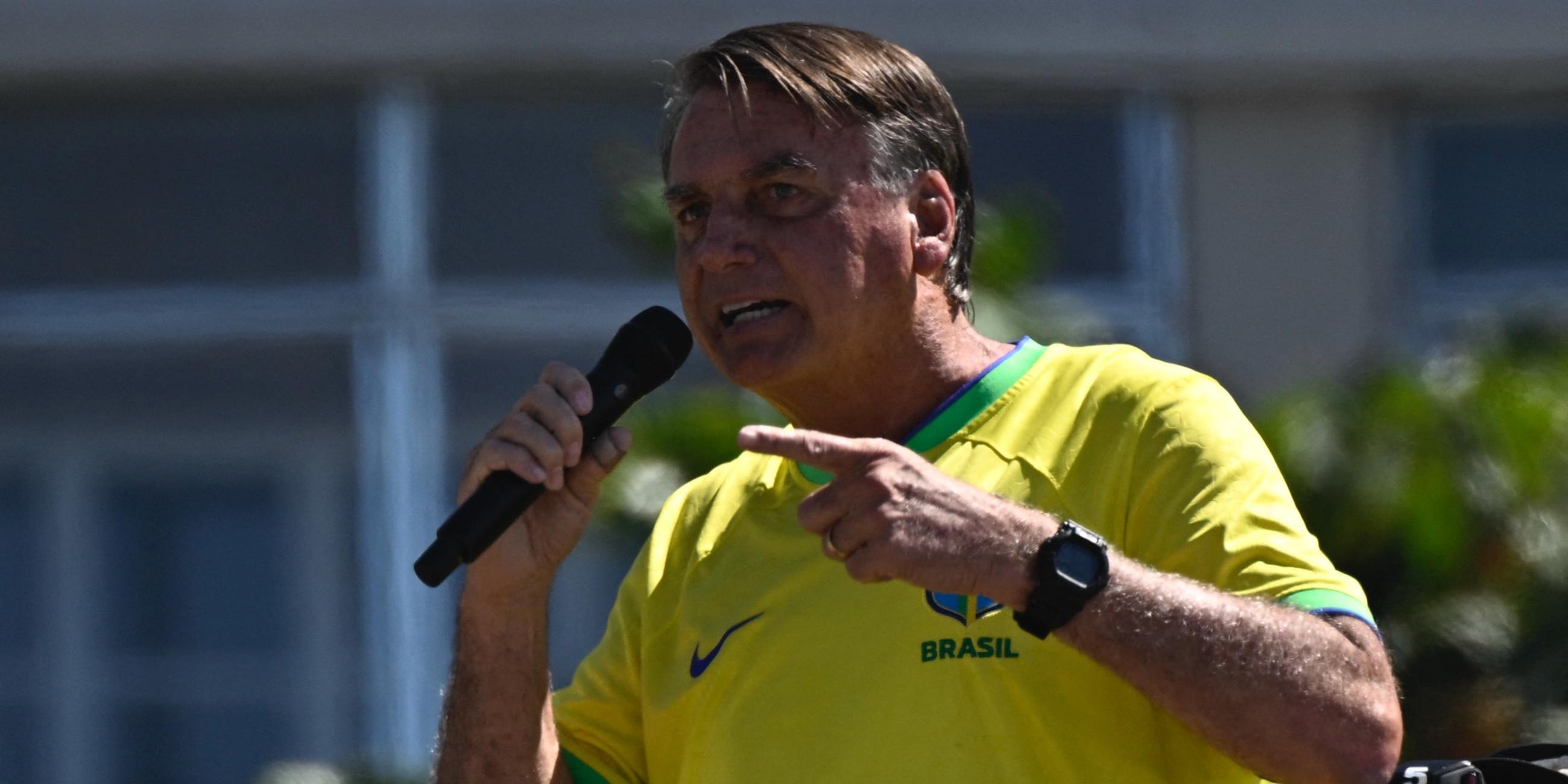 Brasiliens Ex-Präsident Jair Bolsonaro hält eine Rede auf einer Demonstration in Rio de Janeiro.