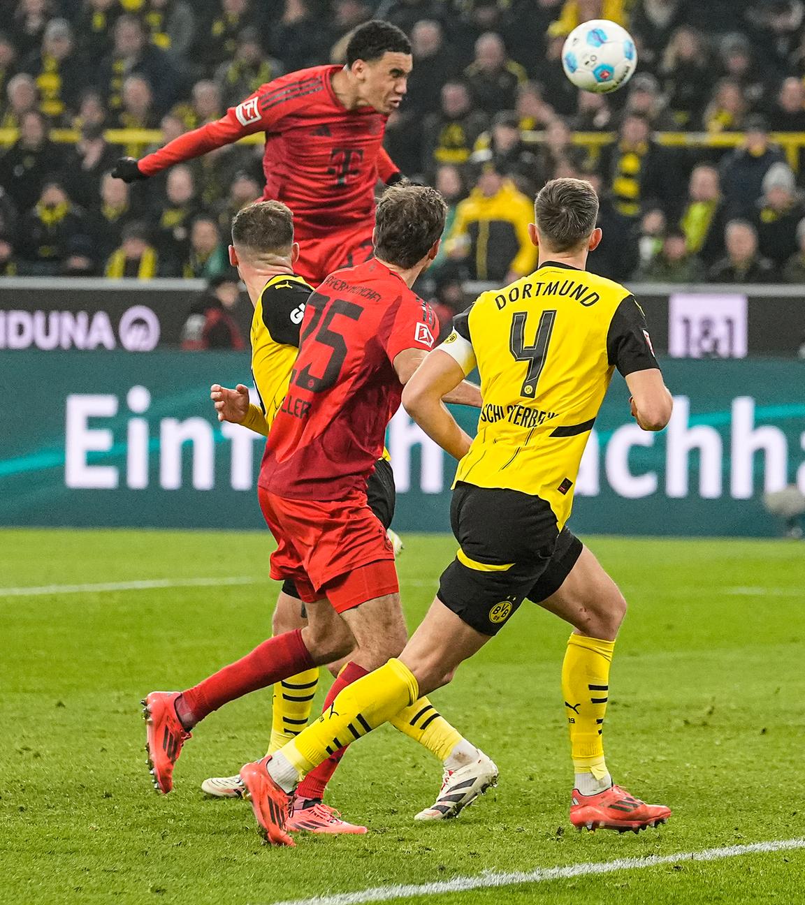 Bayerns Jamal Musiala köpft während des Bundesligaspiels zwischen Borussia Dortmund und Bayern München.