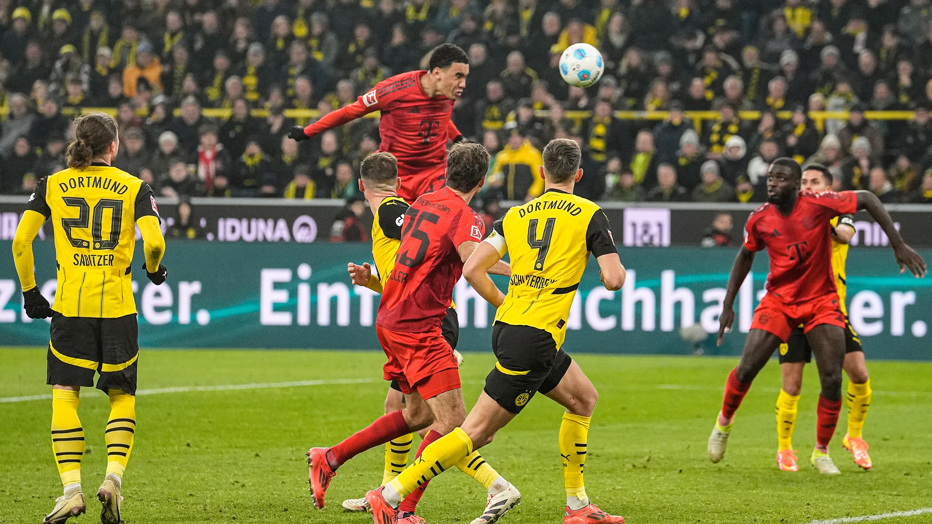 Bayerns Jamal Musiala köpft während des Bundesligaspiels zwischen Borussia Dortmund und Bayern München.