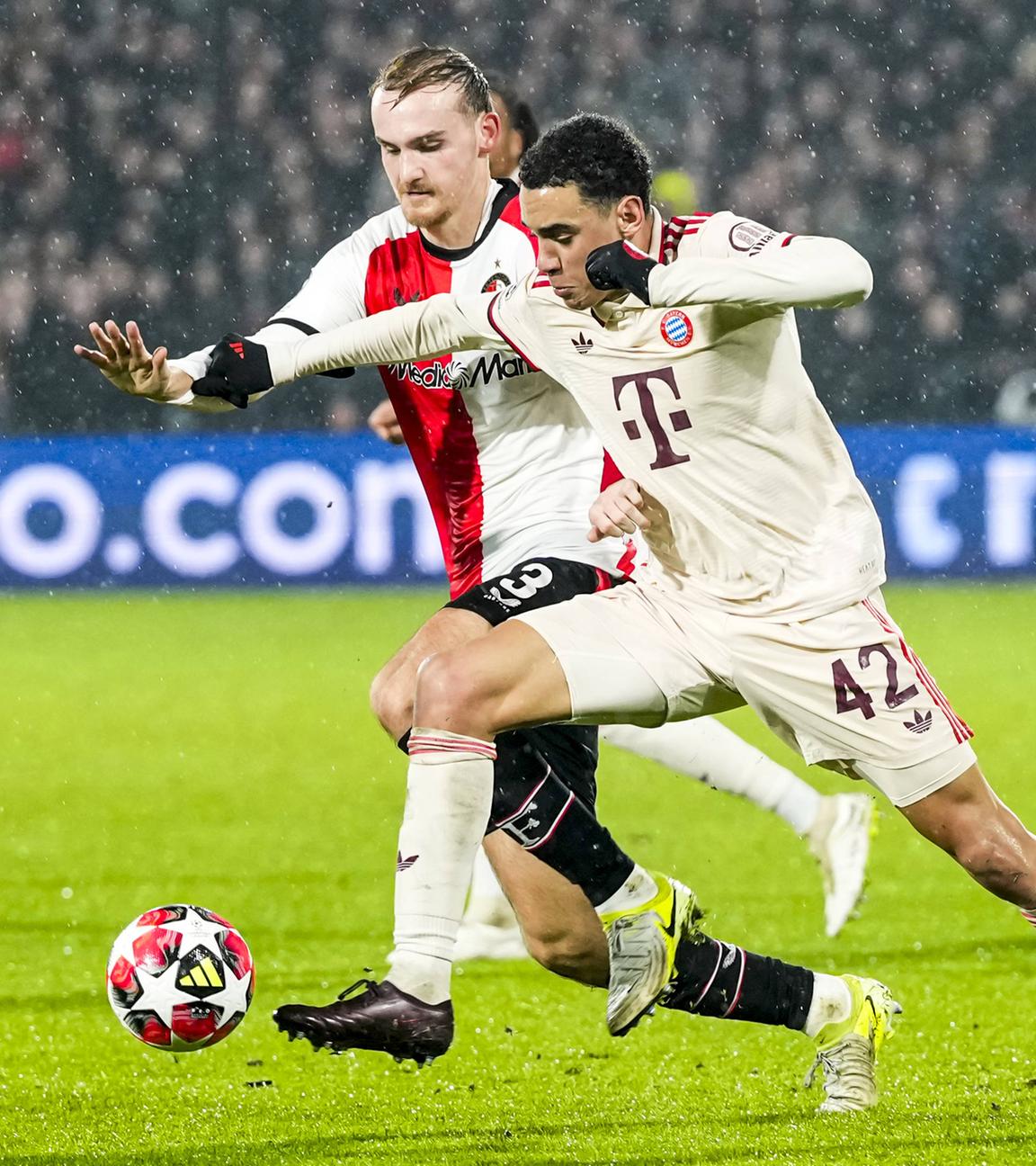 Thomas Beelen von Feyenoord gegen Jamal Musiala vom FC Bayern München.