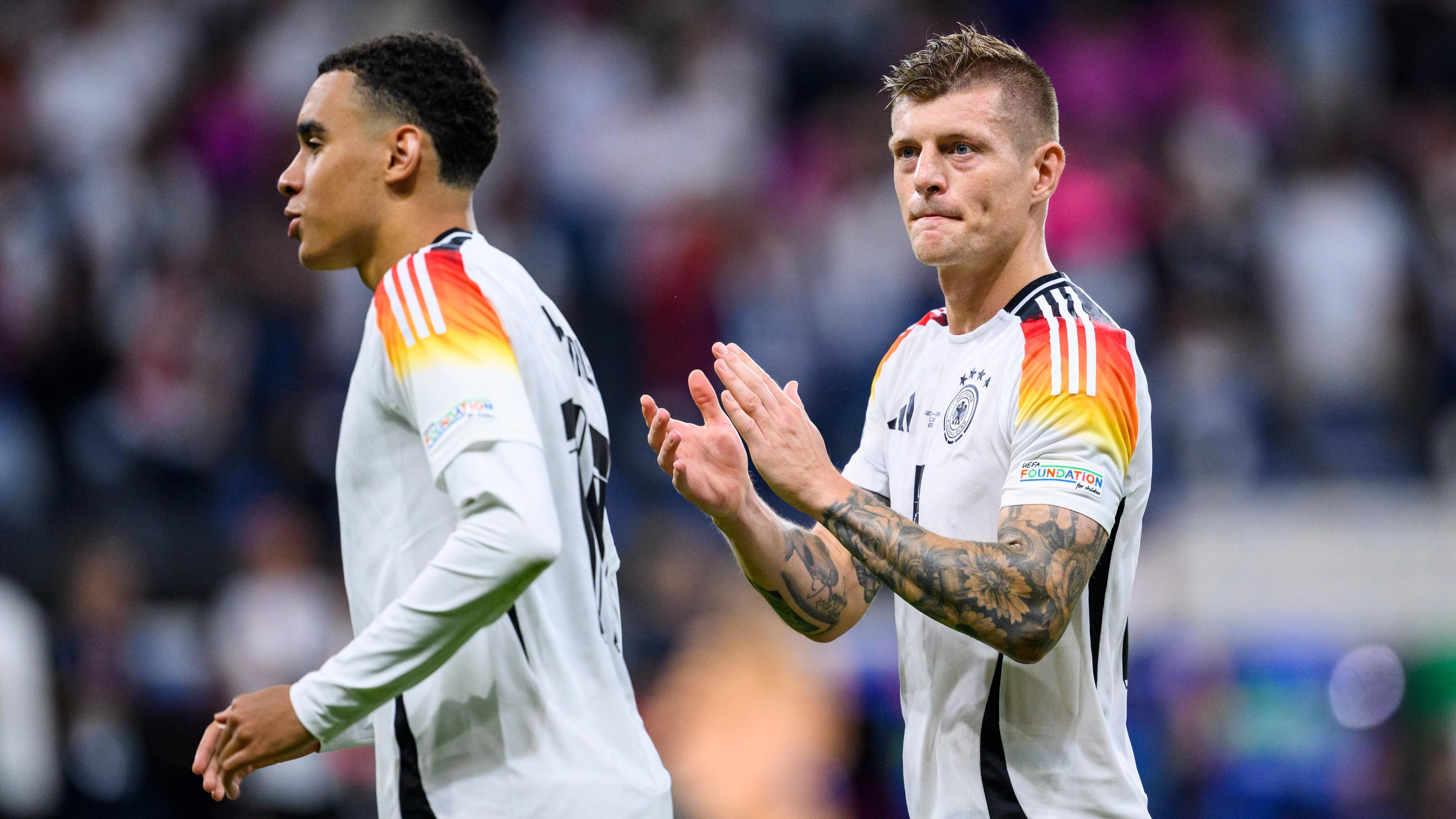 Jamal Musiala (l) und Toni Kroos, aufgenommen am 23.06.2024 in Frankfurt am Main