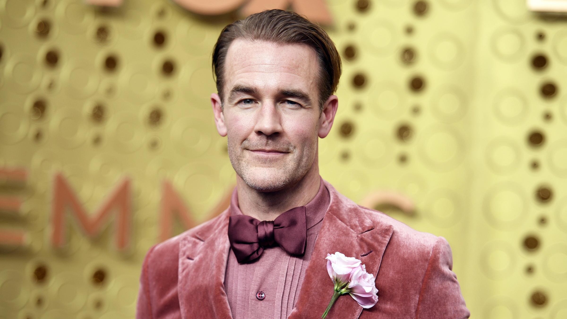 "Dawson’s Creek"-Star James Van Der Beek hat seine Darmkrebserkrankung auf "people.com" bestätigt. Es gebe Grund für Optimismus und er fühle sich gut, so der Schauspieler weiter. (04.11.2024)