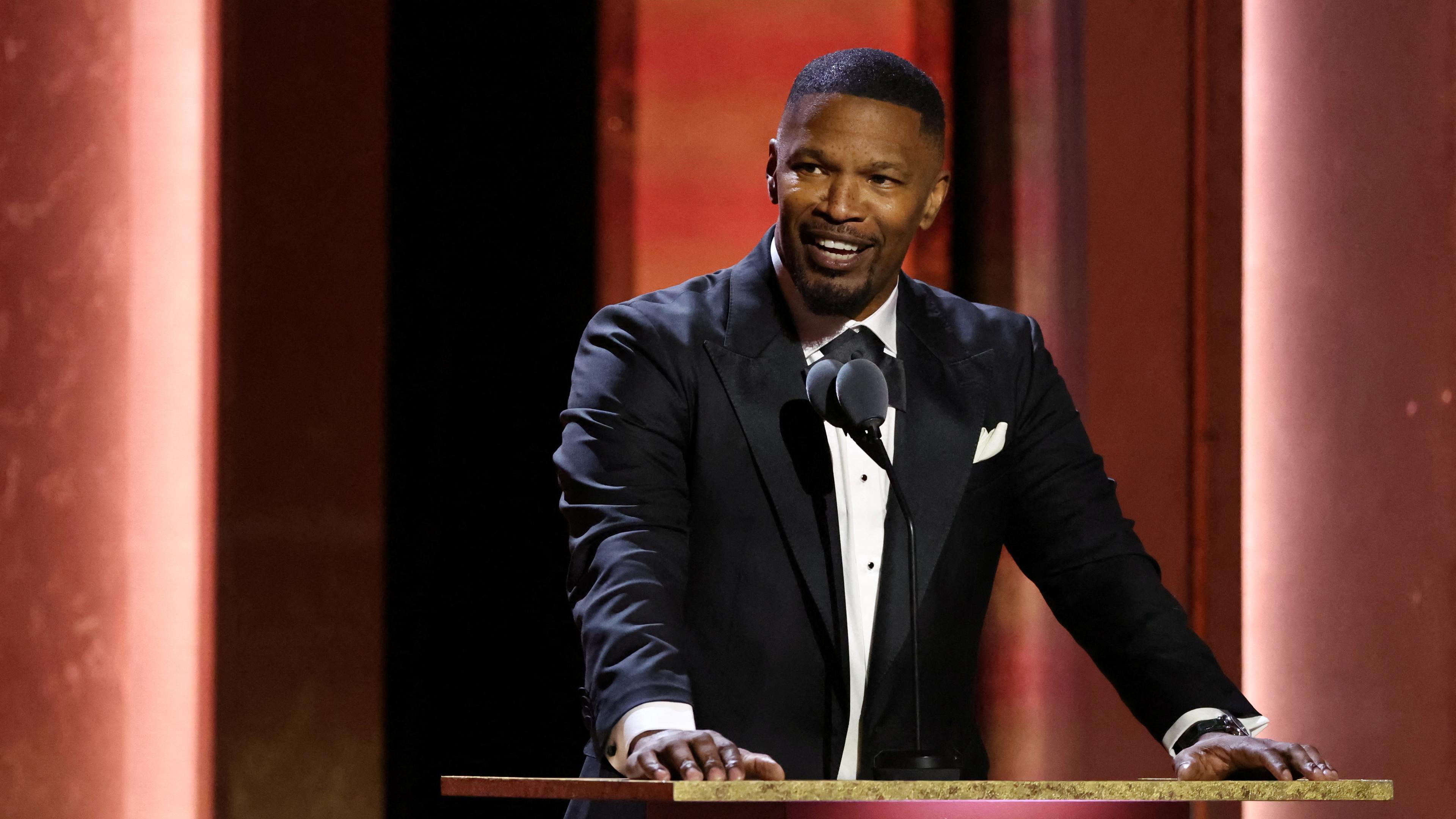 Hollywood-Star Jamie Foxx musste nach einem Angriff während seines Geburtstagsessens in einem Restaurant in Los Angeles genäht werden. Ihm wurde ein Glas ins Gesicht geworfen. (16.12.2024)