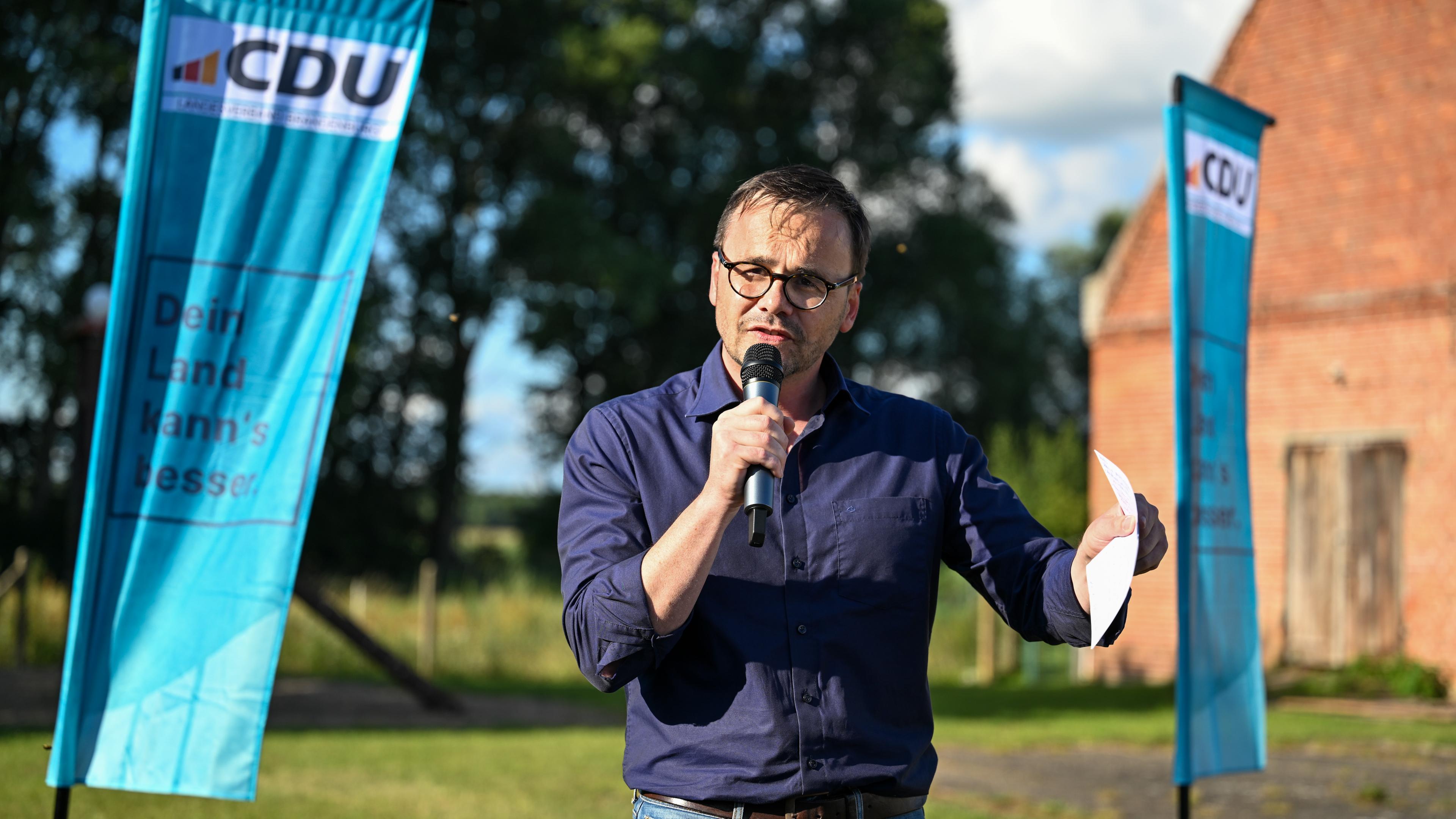 Der Spitzenkandidat der CDU Brandenburg, Jan Redmann, spricht zum Wahlkampfauftakt seiner Partei.