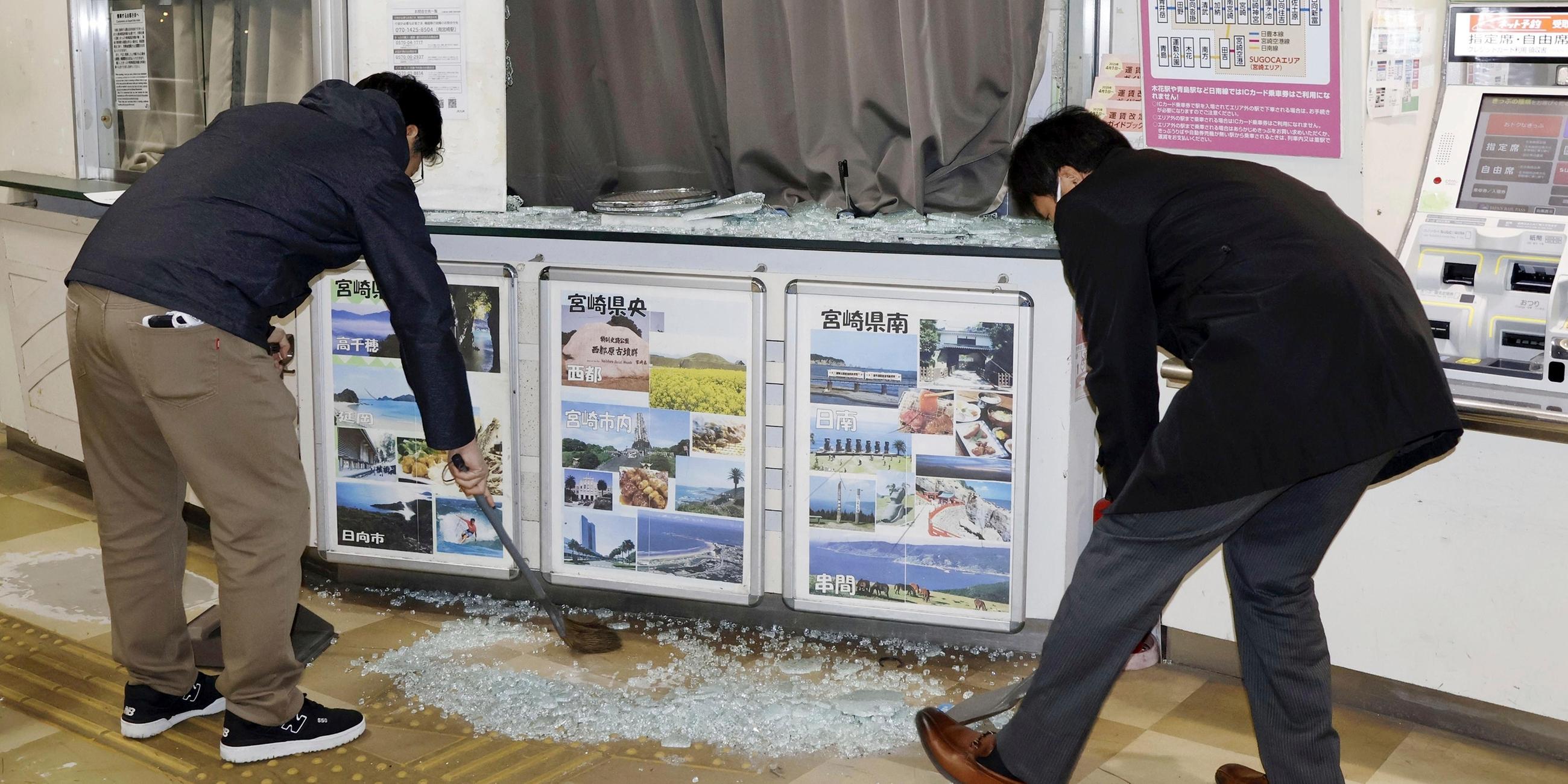 Mitarbeiter räumen zerbrochenes und verstreutes Glas auf, das durch das Erdbeben am JR-Flughafenbahnhof Miyazaki in Miyazaki im Südwesten Japans verursacht wurde