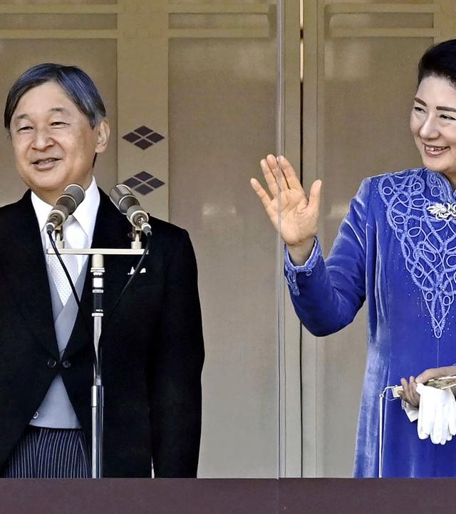 Kaiser Naruhito von Japan mit seiner Frau Kaiserin Masako auf einem Balkon des Kaiserpalastes in Tokio