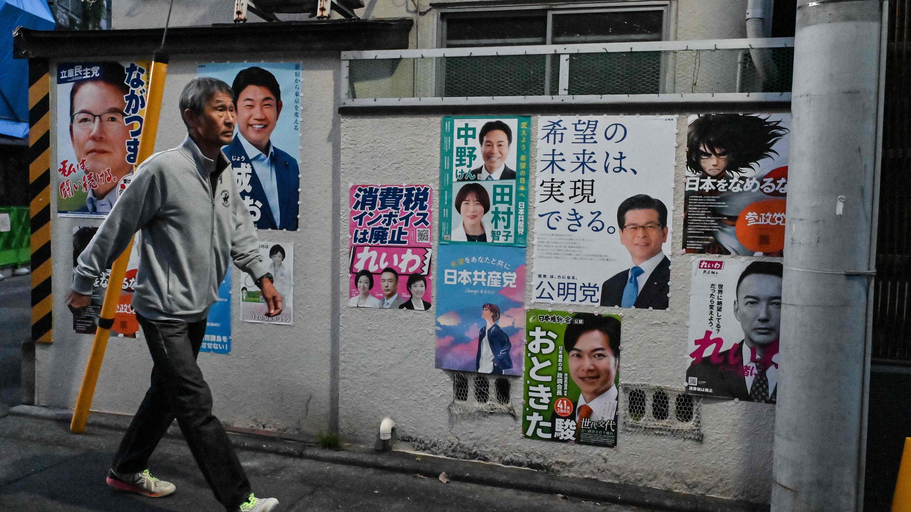 Wahlplakate zur Parlamentswahl in Japan.