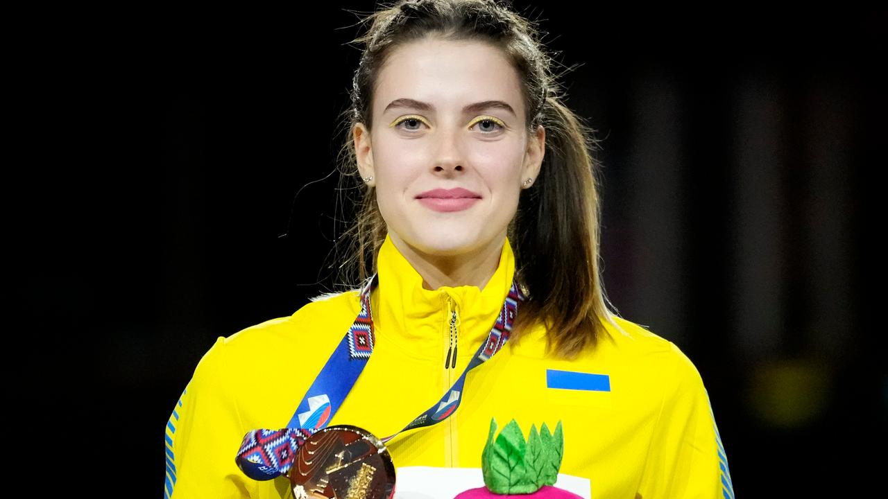 Ukrainerin springt nach Odyssee zu WM-Gold