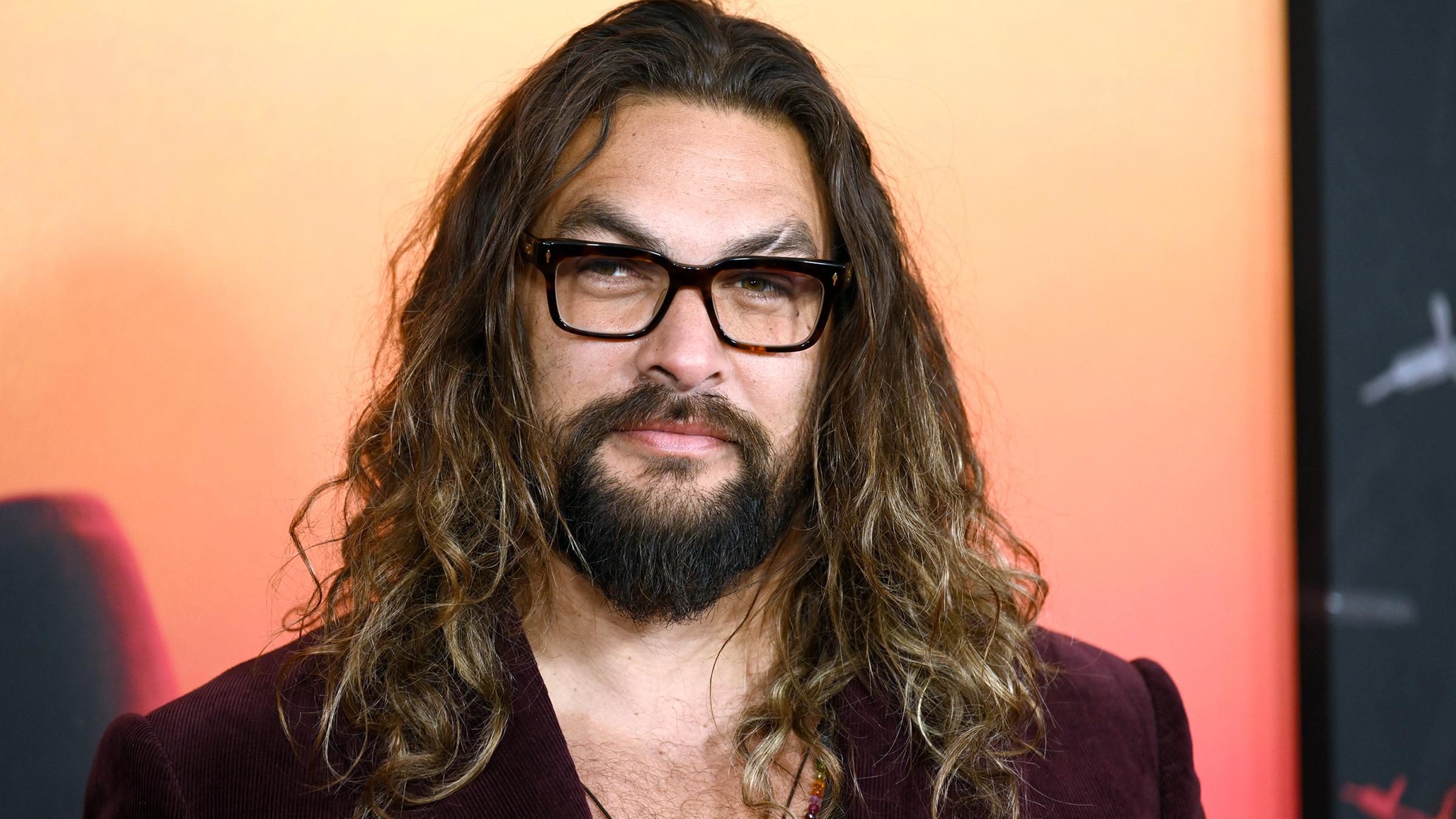 Um in Weihnachtsstimmung zu kommen braucht Schauspieler Jason Momoa die Musik von Barbra Streisand. Ihre Stimme dürfe zum Fest nicht fehlen, sagte er dem US-Magazin "People". (25.11.2024)