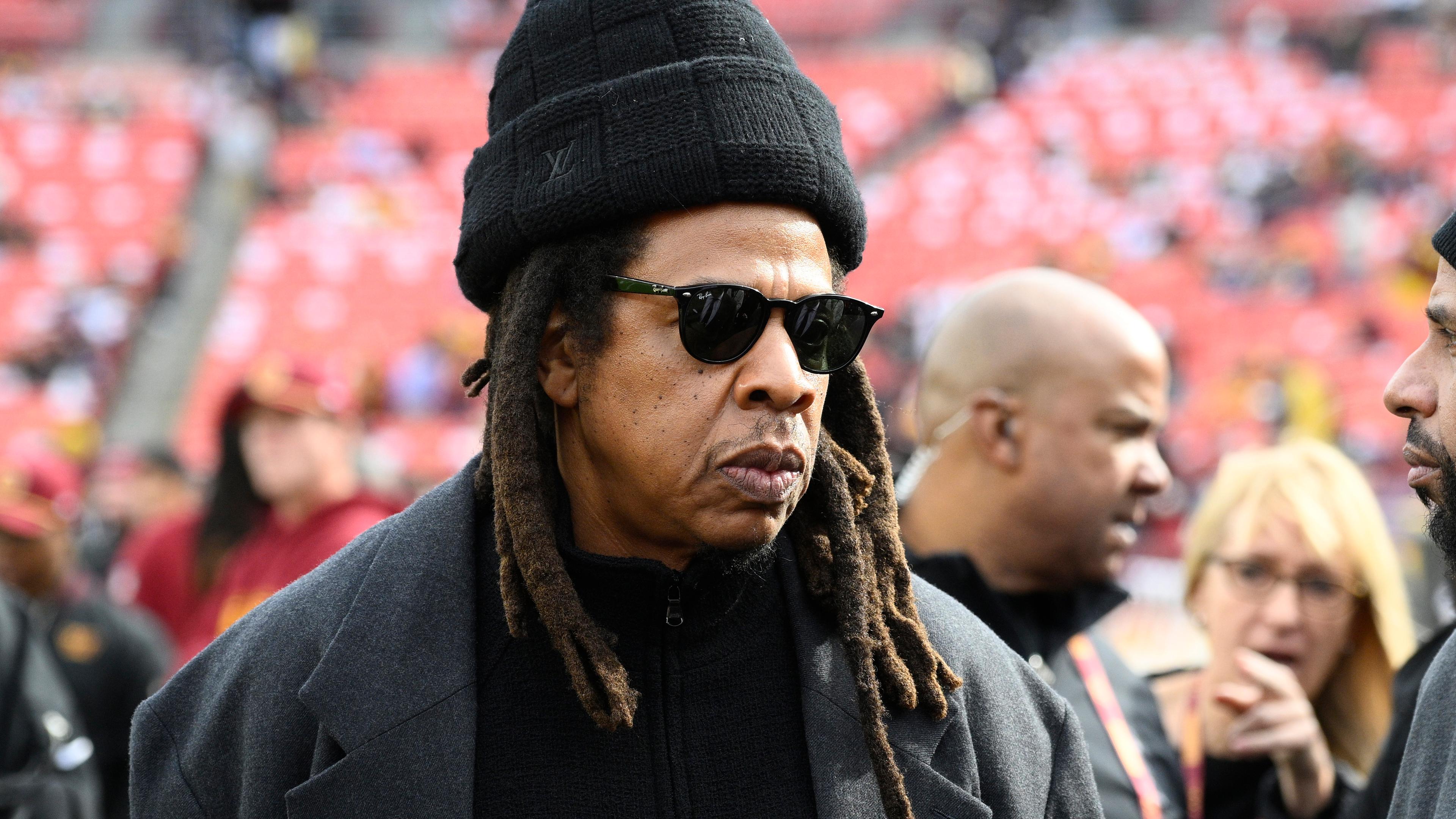 Jay-Z auf einem NFL Feld