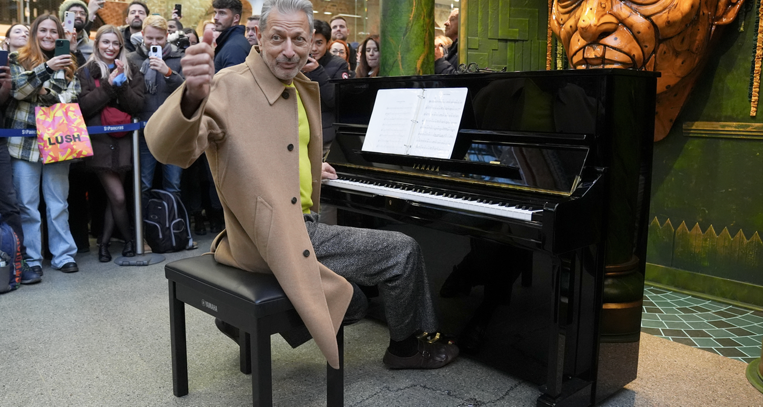 Jeff Goldblum spielt Klavier an Bahnhof  