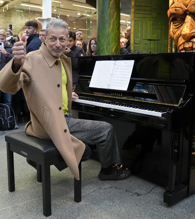 Jeff Goldblum spielt Klavier an Bahnhof  