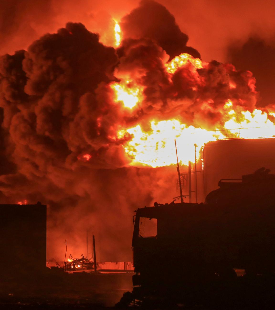 Öltanks brennen im Hafen von Hudaida.