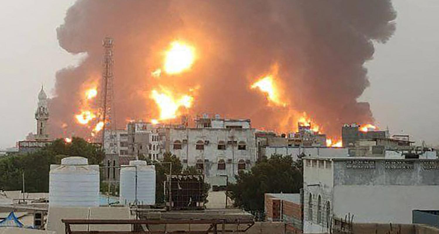 Feuer und Rauchwolke nach israelischem Angriff auf Hudaida im Jemen.