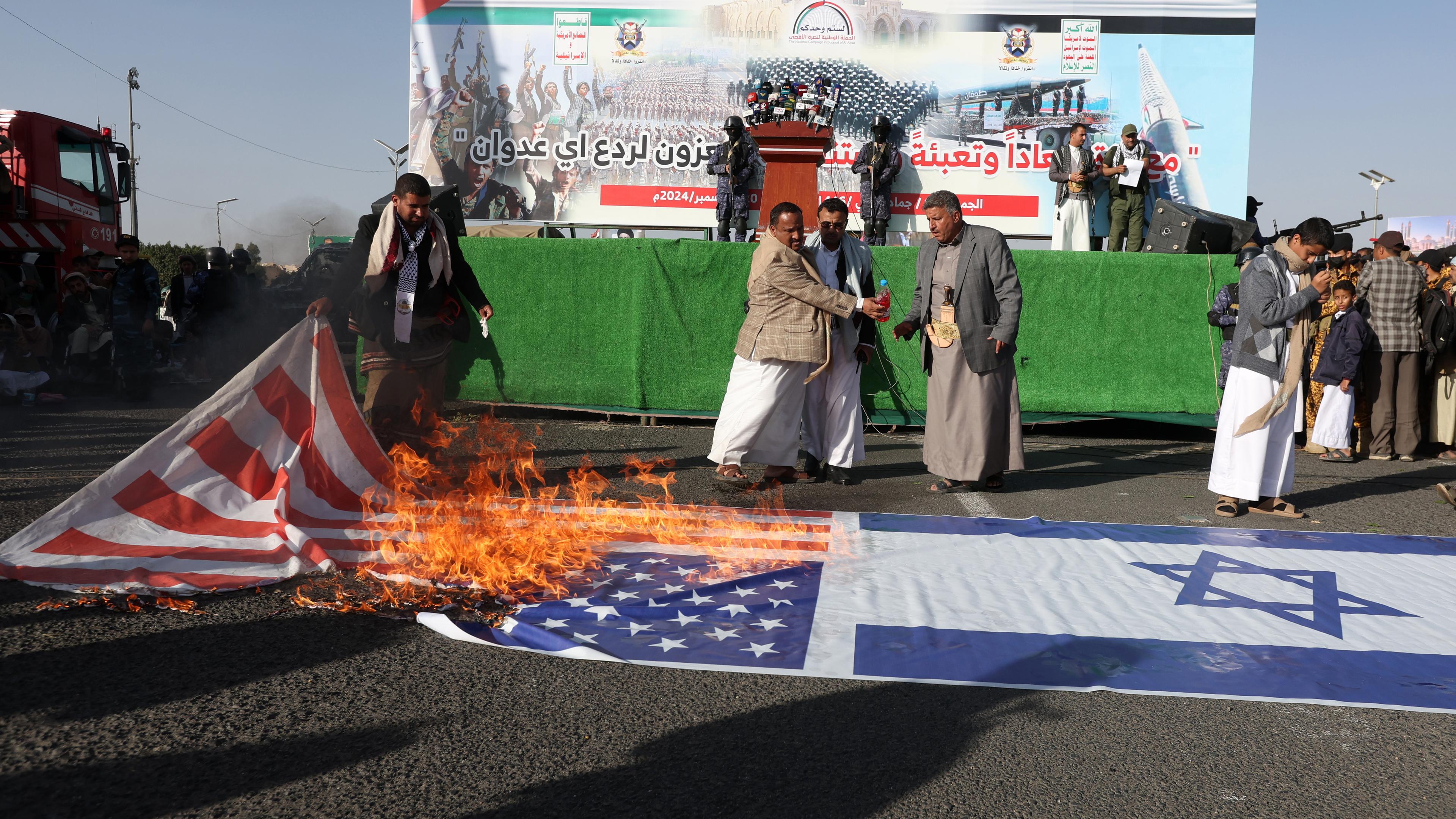 Jemen: Brennende USA-Flagge