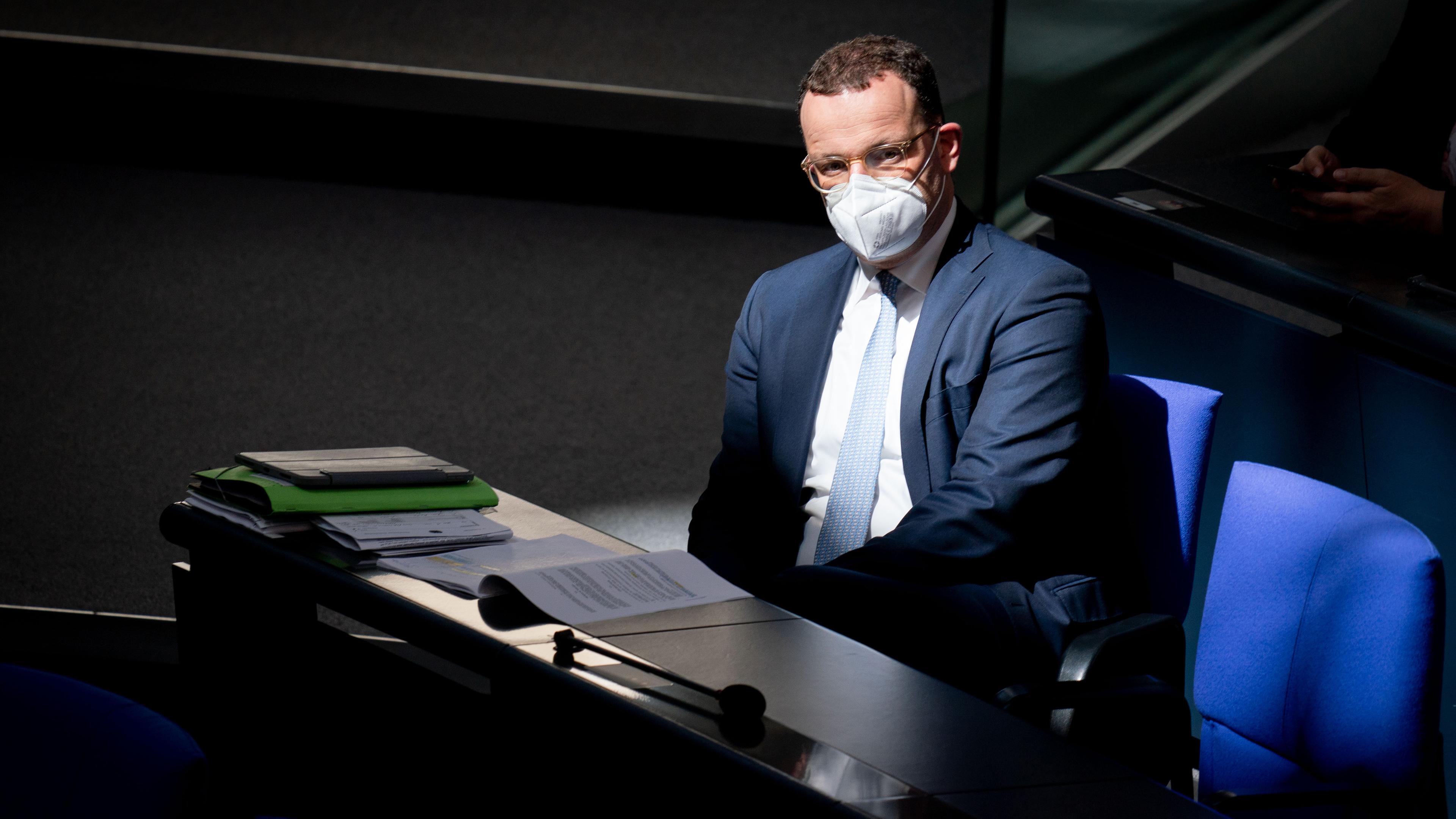 Archiv: Jens Spahn (CDU) sitzt mit einer Maske in einer Bundestagssitzung 