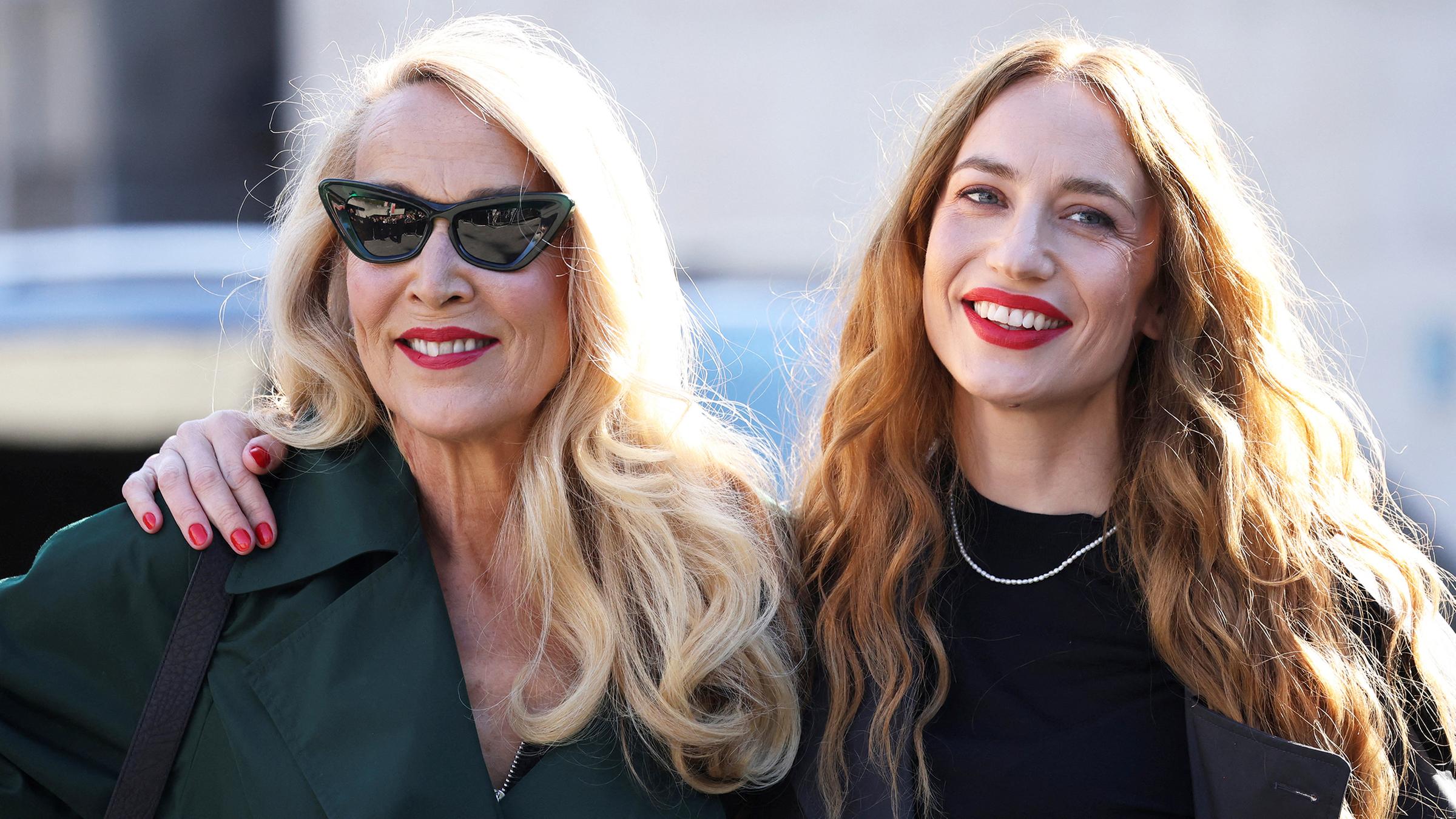 Jerry Hall besuchte mit Tochter Elizabeth Jagger die Burberry-Show in London.