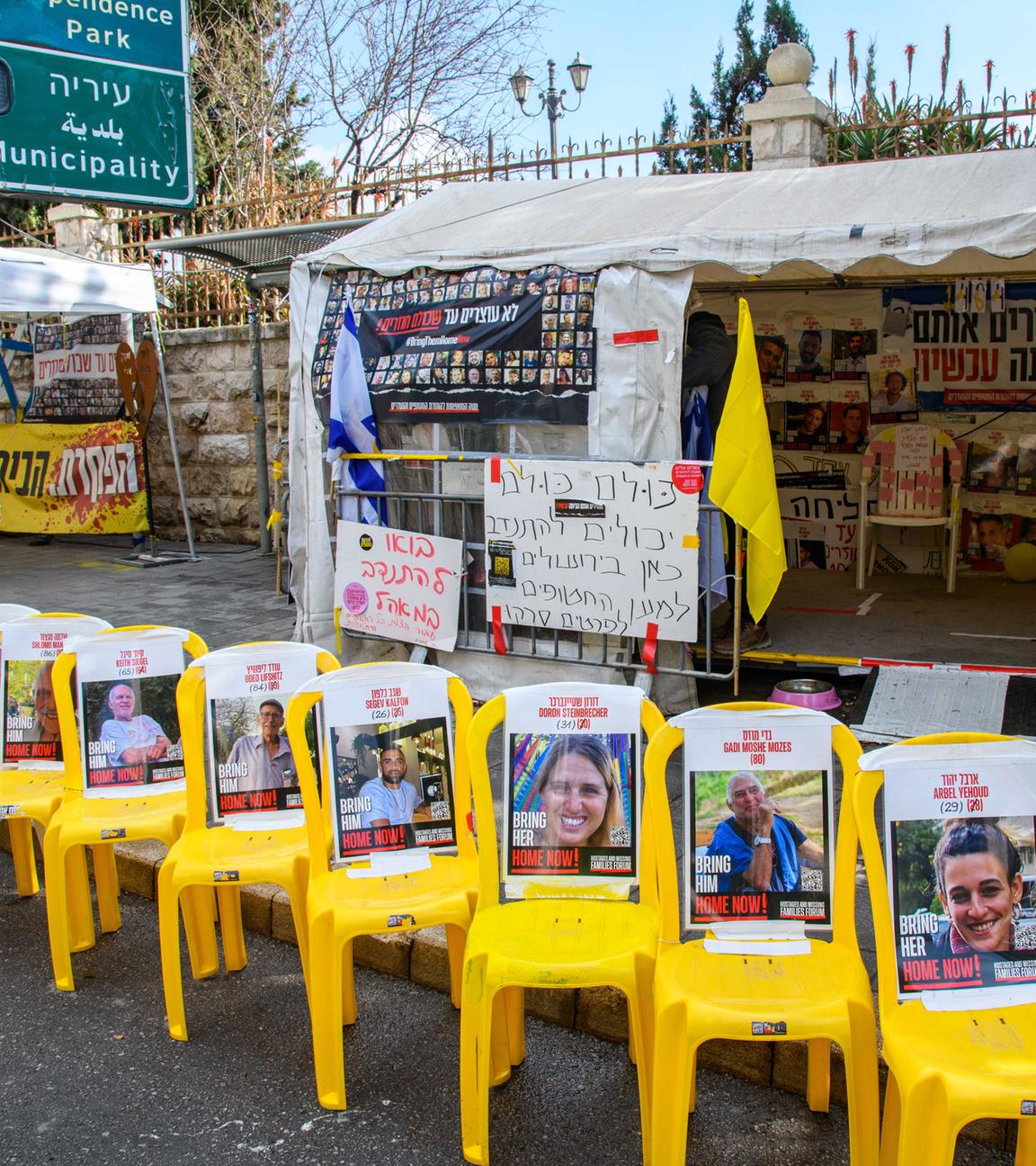 Demonstration in Jerusalem: Vor der Residenz von Regierungschef Netanjahu stehen Stühle mit Bildern der Geiseln. 