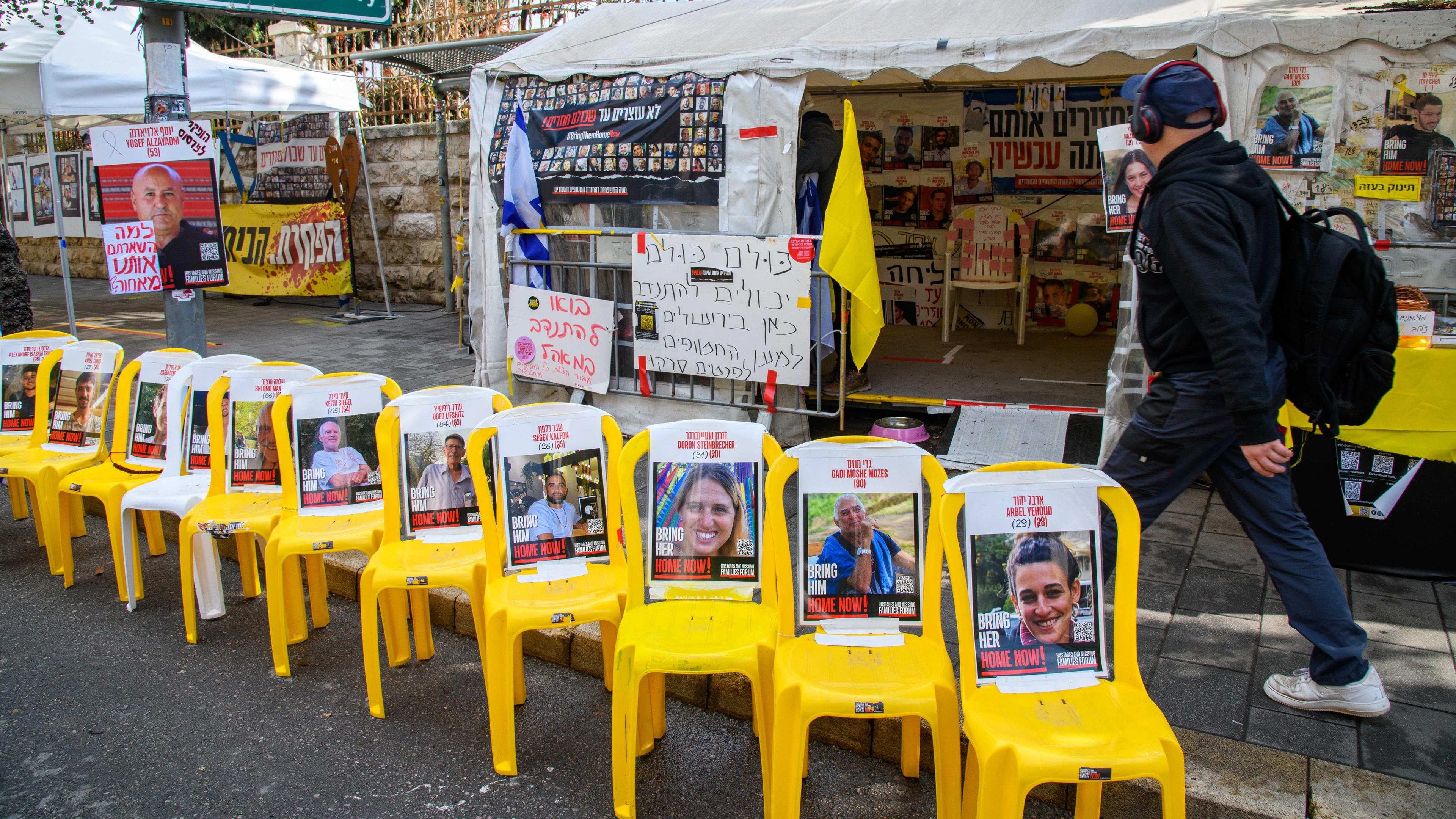 Demonstration in Jerusalem: Vor der Residenz von Regierungschef Netanjahu stehen Stühle mit Bildern der Geiseln. 