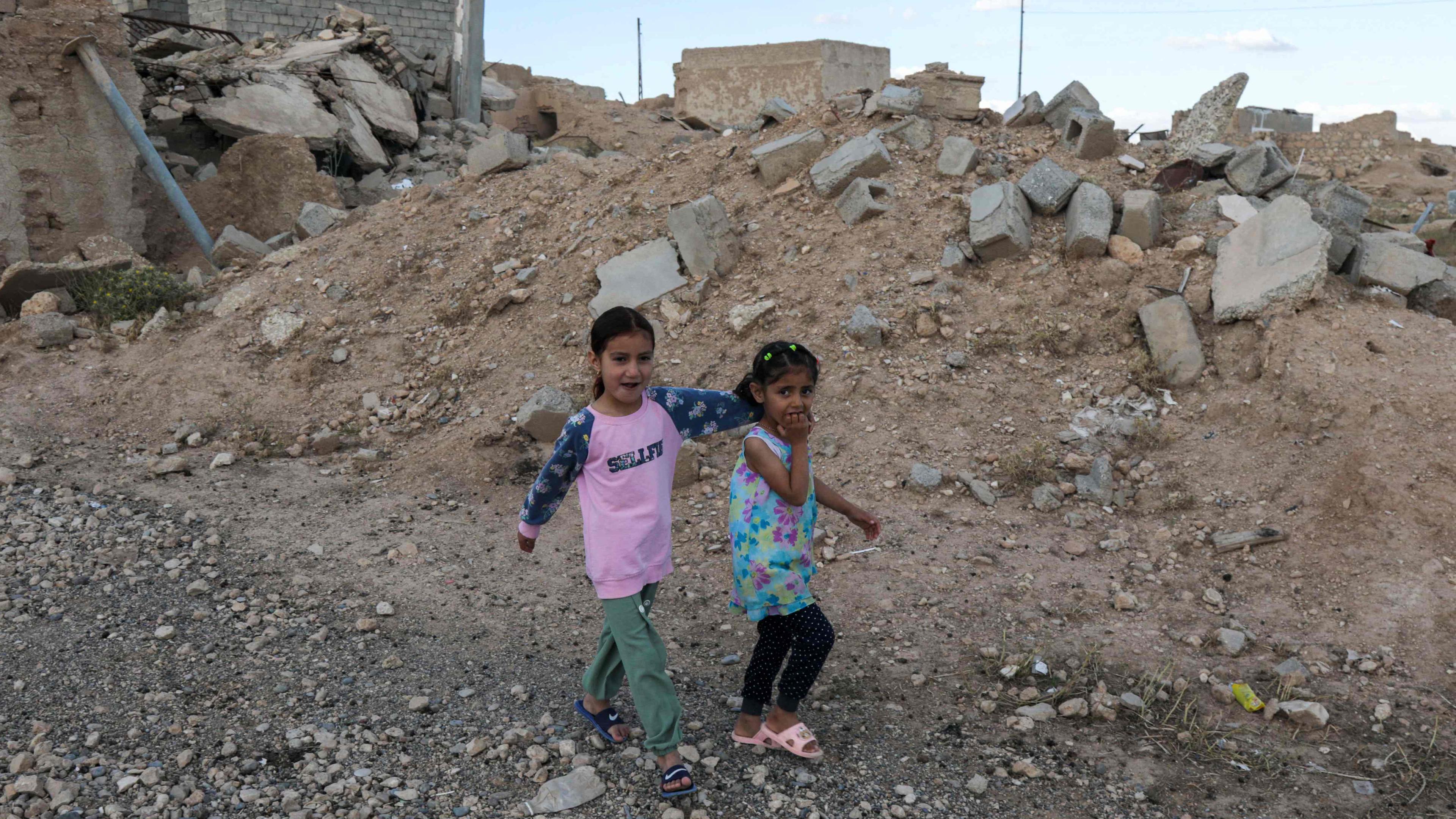 In Shingal im Irak gibt es schwere Zerstörung: Kinder spielen in Trümmern.