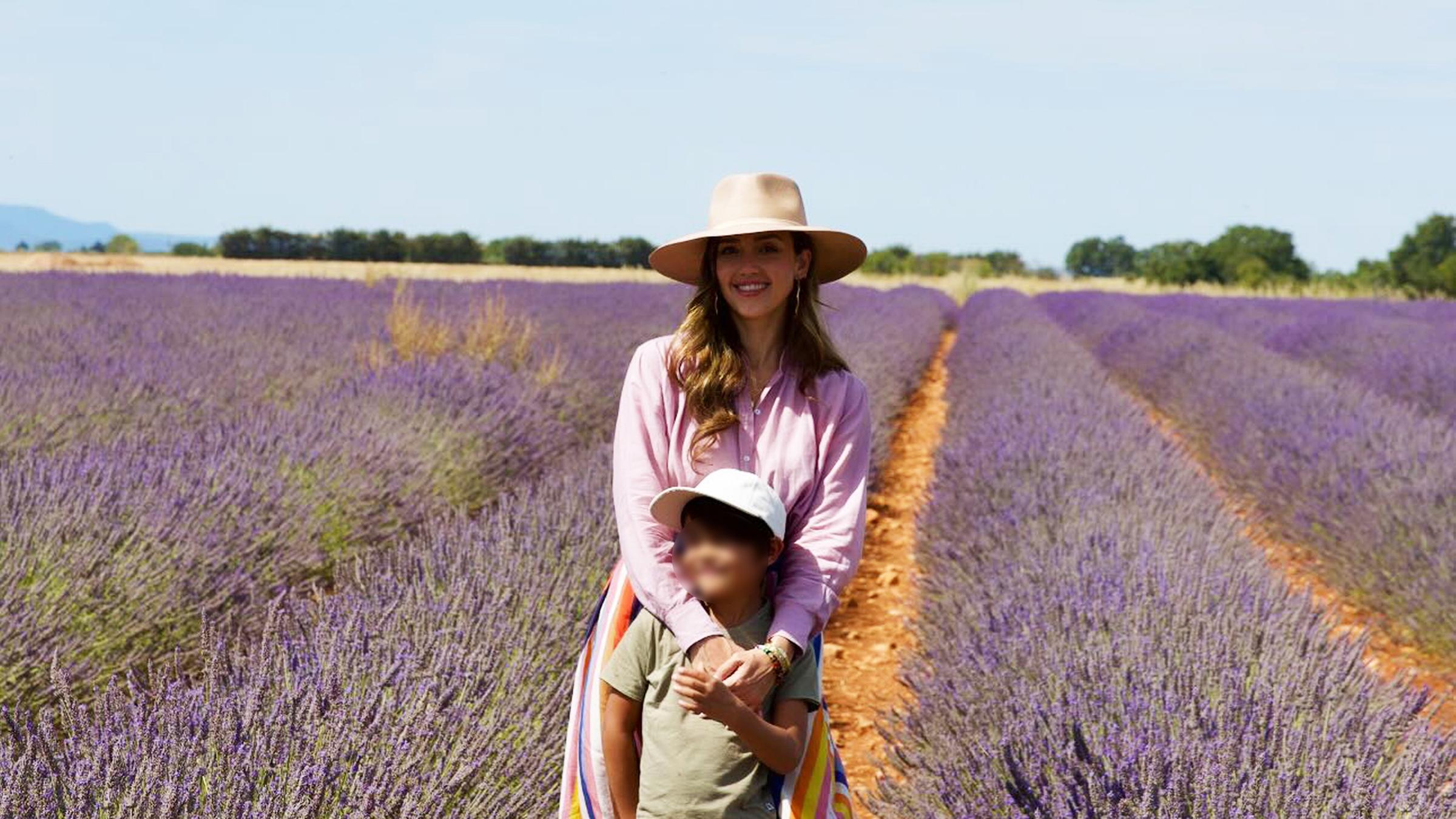 Urlaubsgrüße aus der Provence sendet Jessica Alba. Sie ist mit ihrer Familie in die Provence gereist. Der Duft in den Lavendelfeldern sei nicht von dieser Welt, schreibt sie dazu. (01.08.2024)
