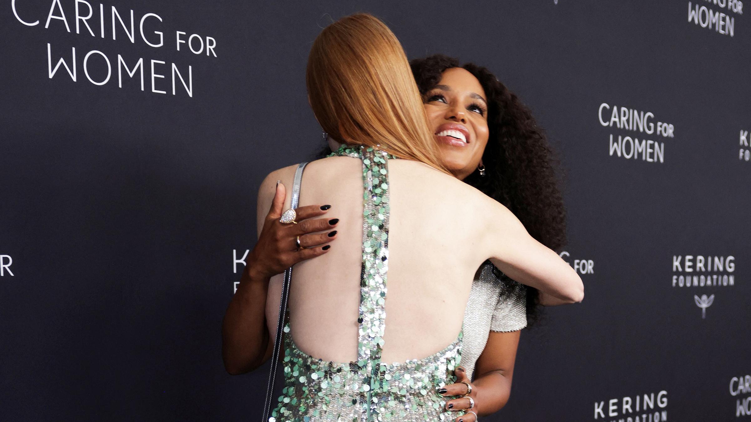 Jessica Chastain und Kerry Washington umarmen sich